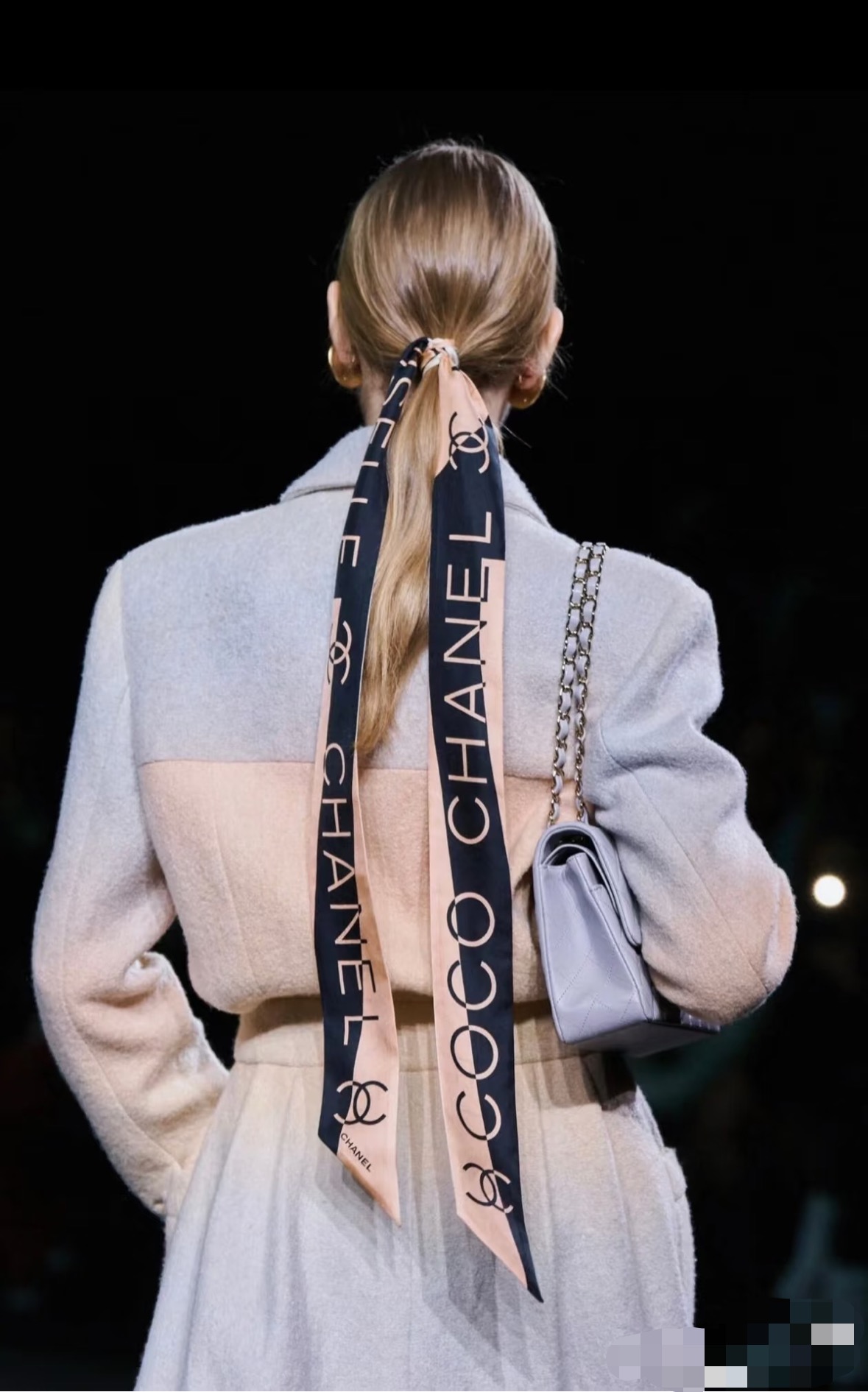 NO:379299,Chanel Twilly little silk scarf is here, Chanel 24k contrast color 160, a veritable little cute, everyone has 4 colors to see, I don’t stop N years ago, I haven’t seen such a beautiful twilly. It’s really fragrant, it’s a must-have artifact for concave shapes. The number is not a lot. It won’t always be useful, tied hair, tied bags, etc.... Unique, it’s better not to be missing. Material: Twill silk Size 160/6cm silk scarf, streamers, hair tie, chanel, chanel, real silk19860909香奈儿Twilly小丝巾来了,Chanel 24k撞色160, 名副其实的小可爱, 人手4色闭眼收,我都不拦着 N久都没有见过这么好看的twilly 真的是真香本香了,凹造型必备神器 数量不是很多.也不会一直有 实用率贼高,绑头发,绑包包,等等等等… 独一无二,宁缺毋 材质:斜纹真丝 尺寸160/6cm丝巾,飘带，发束,chanel,chanel,real silk,accessory