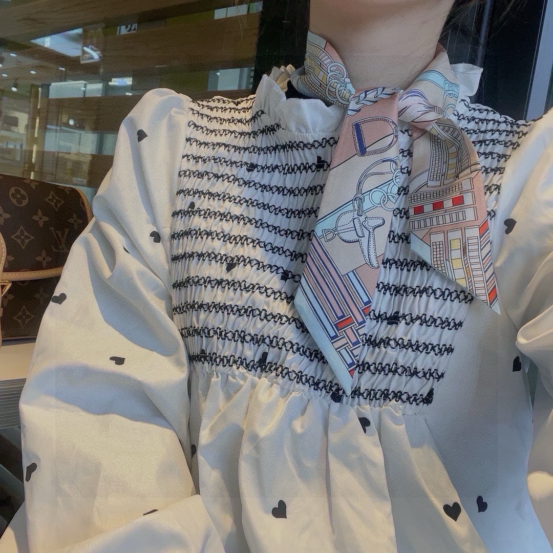 NO:379245,H Home New Silk Scarf, Reins and Mascot, Heavy Silk Twill, Hermes Hairband Double-sided Double-style!  Made of top twill silk, super fine print is very clear, definitely the first choice for gift gifts to use, can be wrapped around the neck, wrist and waist, and can also be matched on your beloved bag, making your bag look brand new 【Specification 5X86cm, twill silk double-layer double-sided】Scarf, streamer, hair tie, hermes, real silk19860909H家新款丝巾,缰辔与吉祥物,重磅真丝斜纹绸,爱马仕束发带 双面双款！顶级斜纹真丝打造 超精细的印花非常清晰 绝对是送礼自用的首选丝带既可绕于颈间,亦可缠于腕部、腰部,同样也可以搭配在心爱的包包上,让你的包包焕然一新【规格5X86cm,斜纹真丝双层双面】丝巾,飘带，发束,hermes,real silk,accessory