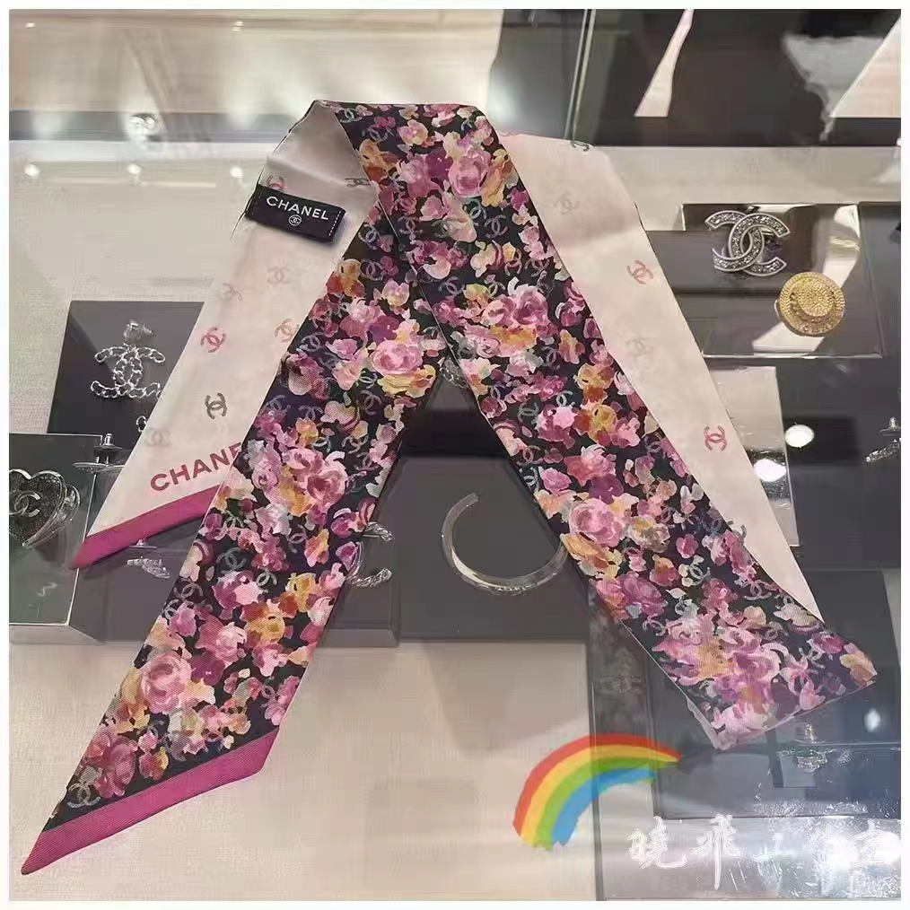NO:379255,Chanel Twilly little silk scarf is here, Chanel Starlight letters, a veritable little cute, everyone has three hands to see, I don’t stop them. N hasn’t seen such a beautiful twilly for a long time. It’s really fragrant, it’s a must-have artifact for concave shapes. The number is not a lot. It won’t always be useful, tied hair, tied bags, etc.... Unique, it’s better not to be missing. Material: Twill silk Size/6cm scarf, streamers, hair tie, chanel, chanel, real silk19860909香奈儿Twilly小丝巾来了,Chanel 星光字母,名副其实的小可爱, 人手三条闭眼收,我都不拦着 N久都没有见过这么好看的twilly 真的是真香本香了,凹造型必备神器 数量不是很多.也不会一直有 实用率贼高,绑头发,绑包包,等等等等… 独一无二,宁缺毋 材质:斜纹真丝 尺寸/6cm丝巾,飘带，发束,chanel,chanel,real silk,accessory