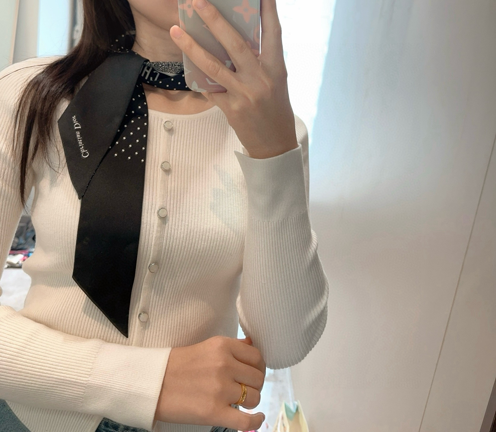 NO:379243,Dior twilly scarf, Miss has a classic style, slender shape, sharp corner design at both ends, and a bar pattern of CHRISTIAN DIOR logo on the back. The upper body effect is very good!  It’s so perfect if you just match it casually!  Streamers have super multi-purpose scarves, headbands, bag accessories, belts... etc., so on, super easy to control. Summer clothes, winter bags, top silk shine, super strong and exquisite. This is really something you must buy [6X105cm, silk double-layer double-sided] scarves, streamers, hair tie, dior, dior, real silk19860909Dior迪奥twilly丝巾,Miss 款式经典,造型修长,两端尖角设计,背面饰以对比鲜明的CHRISTIAN DIOR标志条形图案. 上身效果非常赞！随意一搭就是那么完美！飘带有超多用途领巾、发带、包包配饰、腰带.....等等等等,超好驾驭 夏季配衣服 冬季配包包 顶级真丝光泽感超级强 精美无比 ,这款真的是一定要入手的【6X105cm,真丝双层双面】丝巾,飘带，发束,dior,dior,real silk,accessory