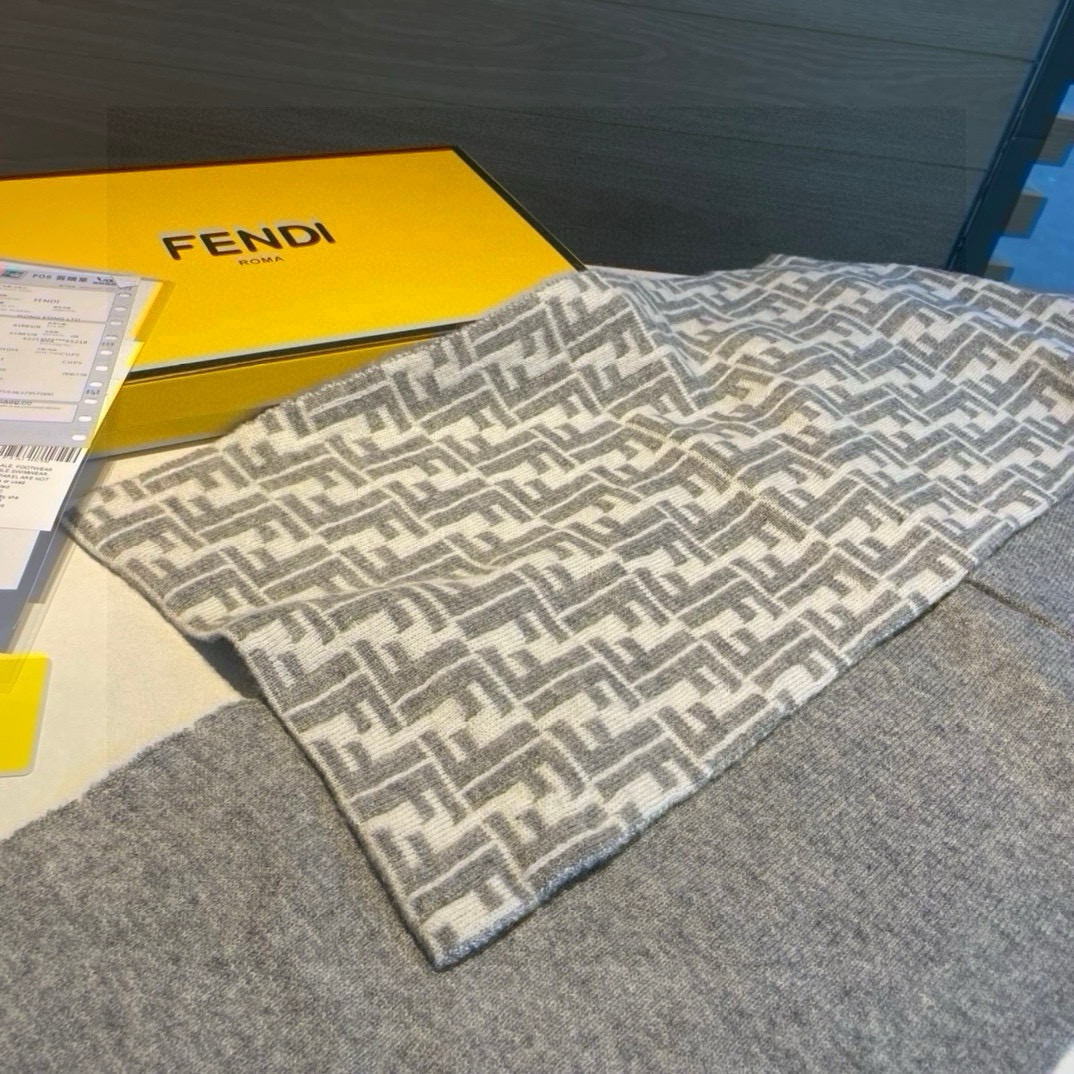 中性款 新款Fendi双面，喜欢小众不撞款的Fendi推荐入！】时髦过冬！！非常的低调奢华，精致大气的简