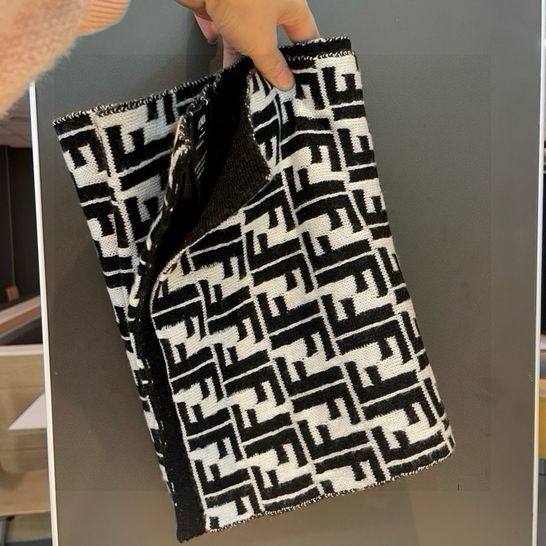 中性款 新款Fendi双面，喜欢小众不撞款的Fendi推荐入！】时髦过冬！！非常的低调奢华，精致大气的简