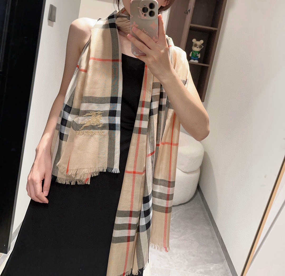 NO:341335,The most popular version of the classic version of the war horse embroidery official website. The latest concept was launched by the young designers who arrived at the best quality, which was paired with color yarn dyed and then weaved. It was interwoven together to form a new pattern. This model took a long wait for 3 months to complete. All major counters were put out after they were all shipped. The fabric and workmanship were the same as the counter. The scarf was matched with the remaining auxiliary materials in the counter. The British plaid, the symbol of identity and temperament, the size was 90*210, and the size was 90*210, and the fabric was made of cashmere. The rare high-end scarf, high-end scarf, shawls19860909万众瞩目战马绣标官网经典版到货最优质的年轻设计师推出的最新概念,搭配调色纱染再色织.交织在一起形成新款格型,这款经历漫长等待耗时3个月之久才完成,各大专柜全部上货后才能拿出来,面料,做工跟专柜一致,围巾配的是专柜剩下的辅料.贵族最爱的英伦格子,身份和气质的象征,尺寸90*210特别人工抽穗散须.面料采用羊绒 大尺寸披肩的不可多得好货高版本围巾,高版本围巾,shawls,scarf