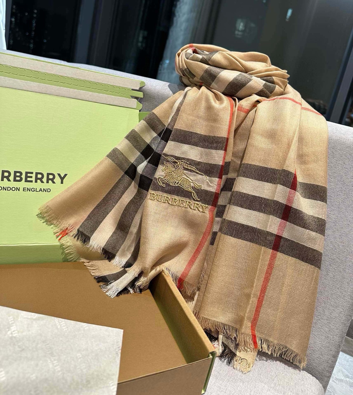   万众瞩目战马绣标官网经典版到货♦️最优质的年轻设计师推出的最新概念，搭配调色纱染再色织.交织在一起形