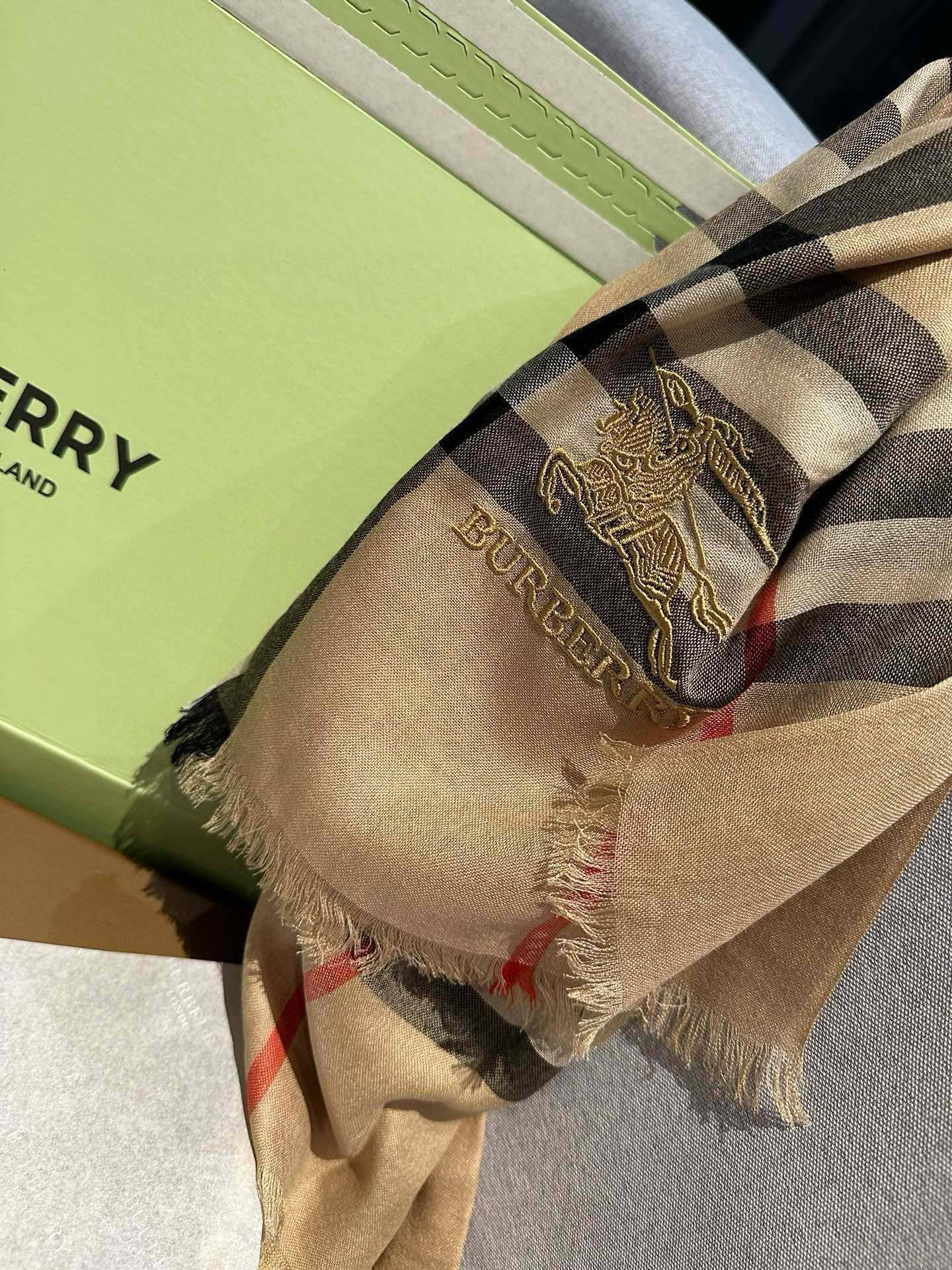   万众瞩目战马绣标官网经典版到货♦️最优质的年轻设计师推出的最新概念，搭配调色纱染再色织.交织在一起形