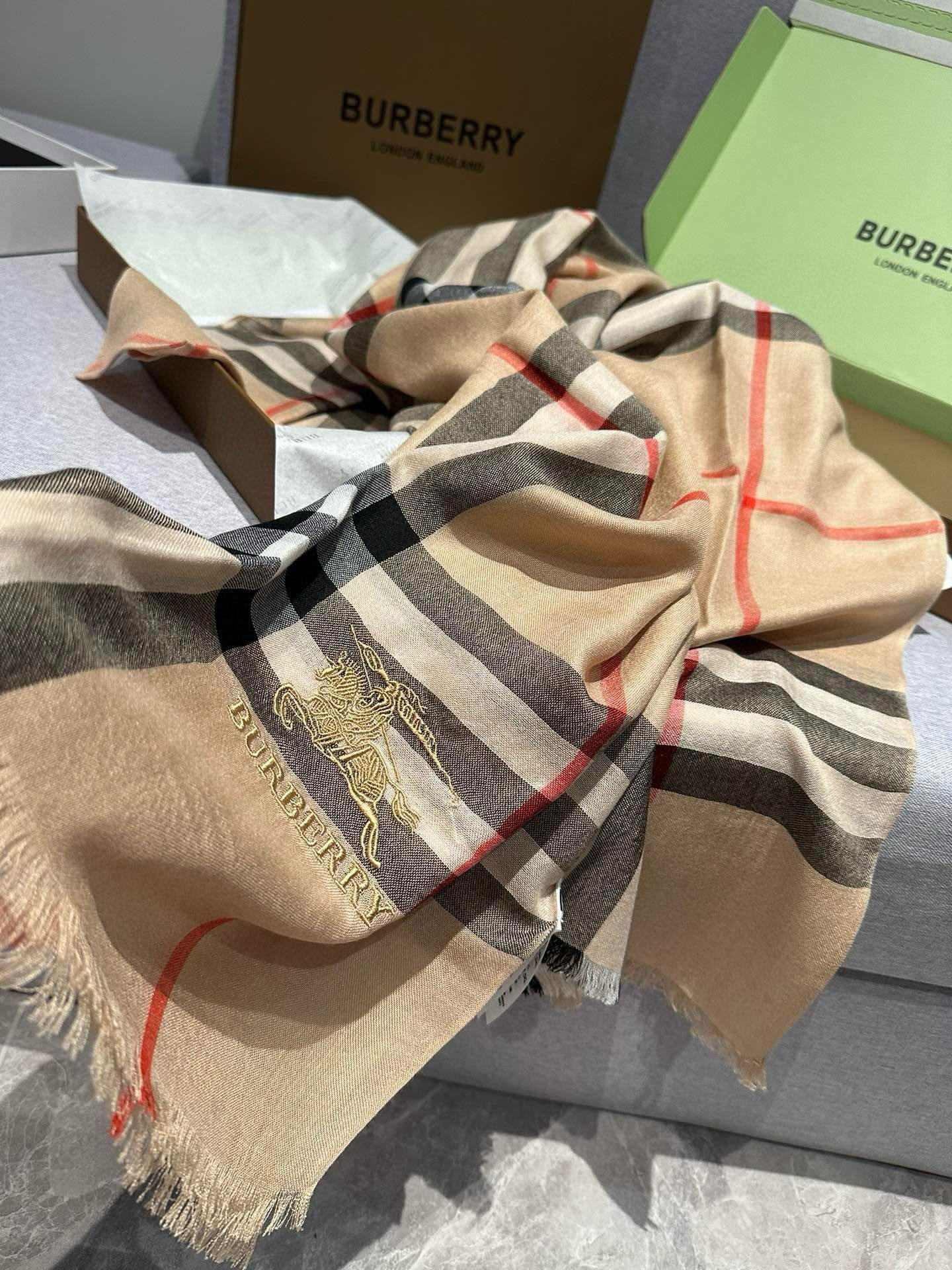   万众瞩目战马绣标官网经典版到货♦️最优质的年轻设计师推出的最新概念，搭配调色纱染再色织.交织在一起形