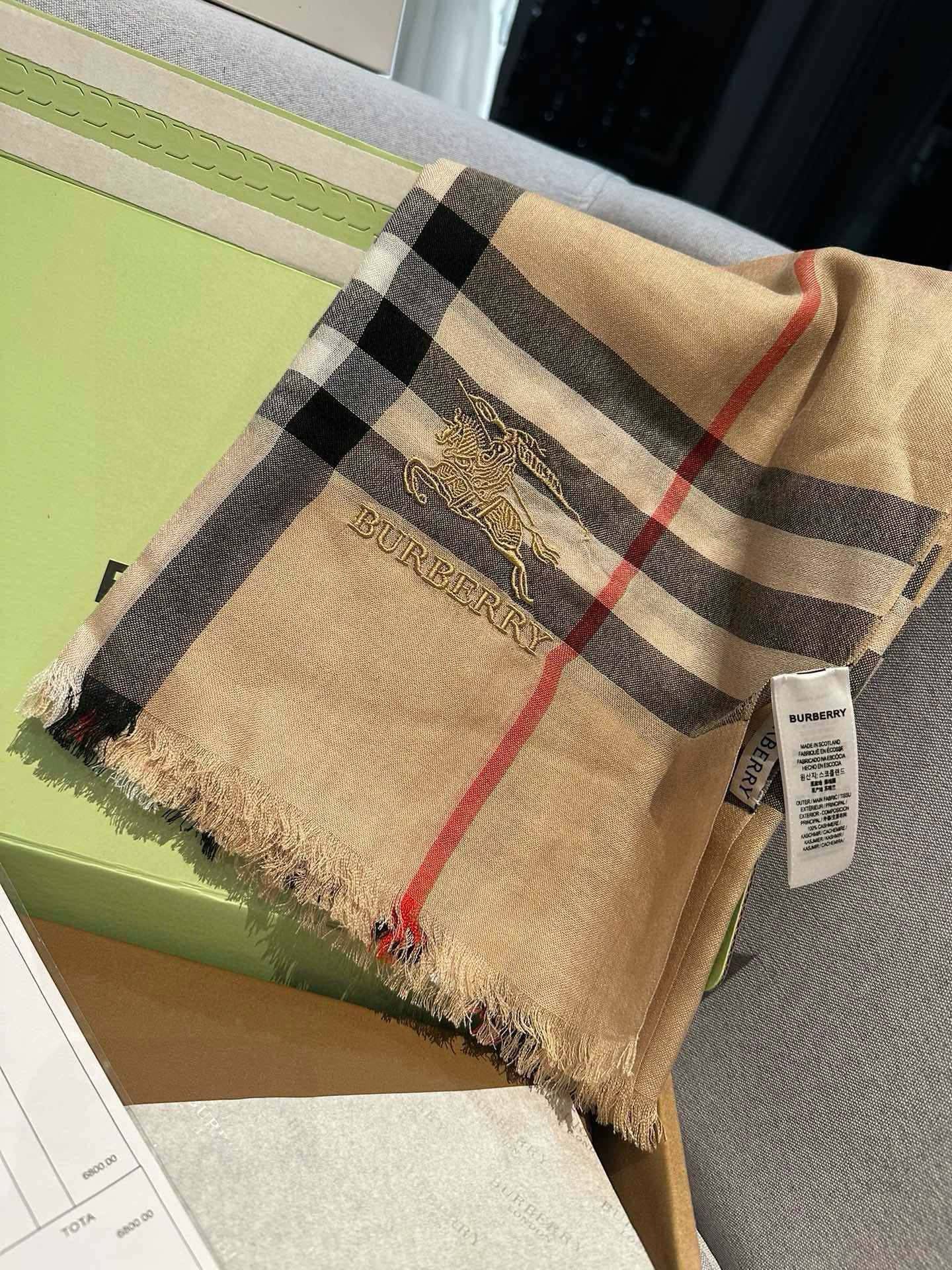   万众瞩目战马绣标官网经典版到货♦️最优质的年轻设计师推出的最新概念，搭配调色纱染再色织.交织在一起形