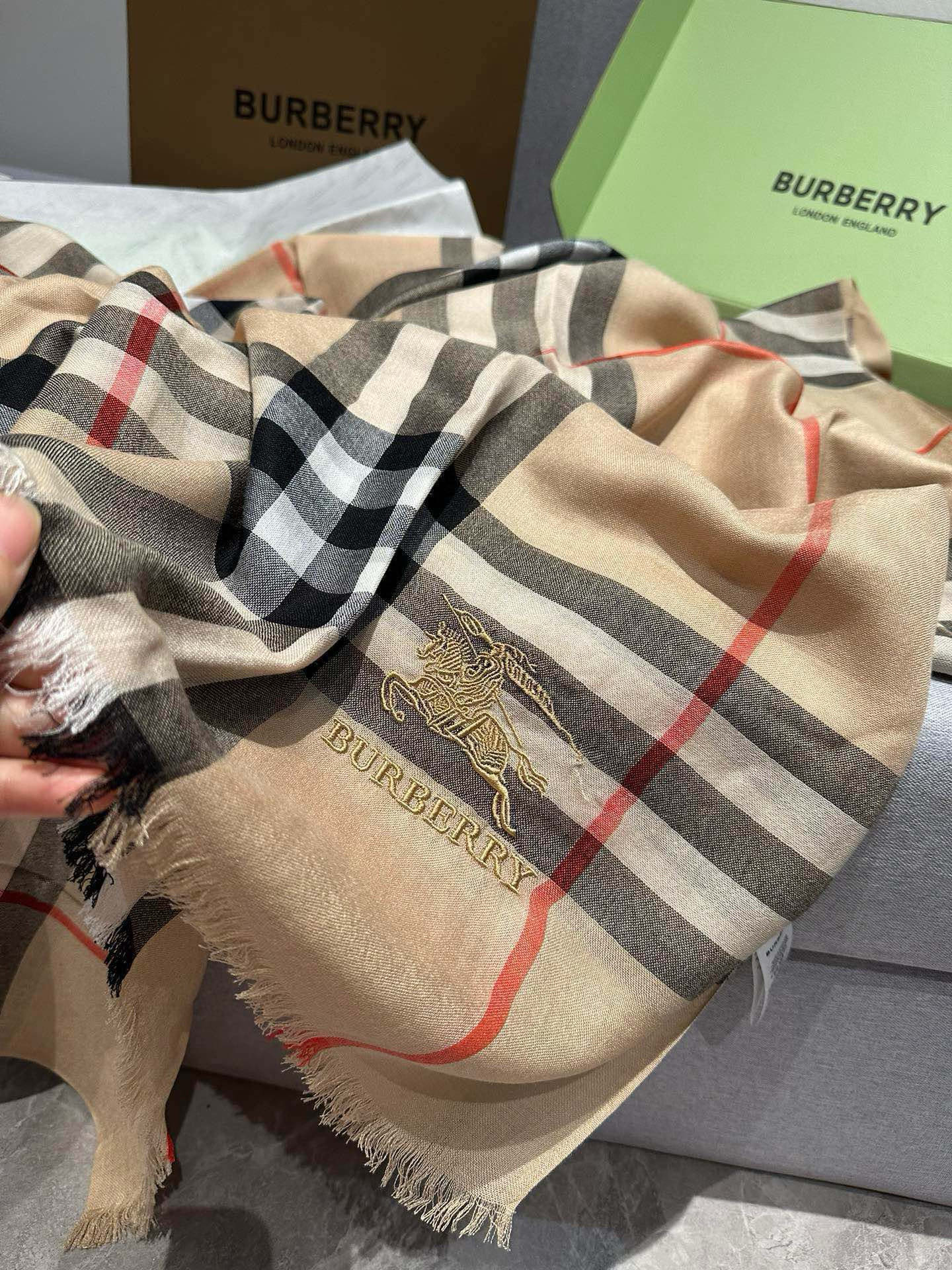   万众瞩目战马绣标官网经典版到货♦️最优质的年轻设计师推出的最新概念，搭配调色纱染再色织.交织在一起形