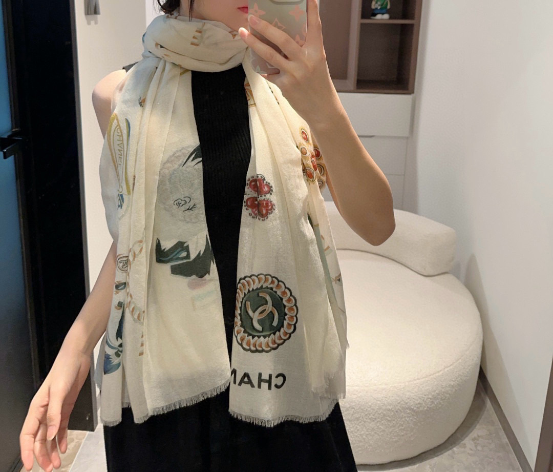 NO:341345,New, super singular!  !  !  The giant and huge beauty of the glittering goddess] Who knows this kind of beauty in autumn and winter tone?  !  !  !  This little fragrant shawl is also one I like crazy. I love it once I try it!  !  !  300 ring velvets are inlaid with imported soft metal wire, so that the fabric is light and soft, sparkling and shiny, and is as bright as a galaxy. It is really beautiful under the light and shadow!  !  !  I'll feel the dynamic video later, it's amazing!  The design is too standard, it can only be said to be very resistant!  The texture and design are both erotic and super brighten the skin tone and make people look white and tender. The arms, face and neck seem to have a soft light filter, which is very energetic and energetic!  !  !  Size 100*200cm high-version scarf, high-version scarf, ring,shawls19860909上新 超级有腔调！！！巨巨巨巨美的闪光女神】谁懂这种秋冬调性的美啊？！！！这款小香披肩也是我疯狂喜欢的一款,一试完就爱惨！！！300支戒指绒镶嵌进口柔软金属丝,从而达到面料轻盈柔软,闪闪微亮,璀璨似星河,在光影下真的太美了！！！等下动态视频再感受下,简直绝了！设计太有水准只能说,非常耐品！质感质地和设计都狂心水,超级提亮肤色,能把人都衬得白白嫩嫩,胳膊啊、脸和脖子都好像加了柔光滤镜一样,非常精神提气！！！尺寸100*200cm高版本围巾,高版本围巾,ring,shawls,scarf