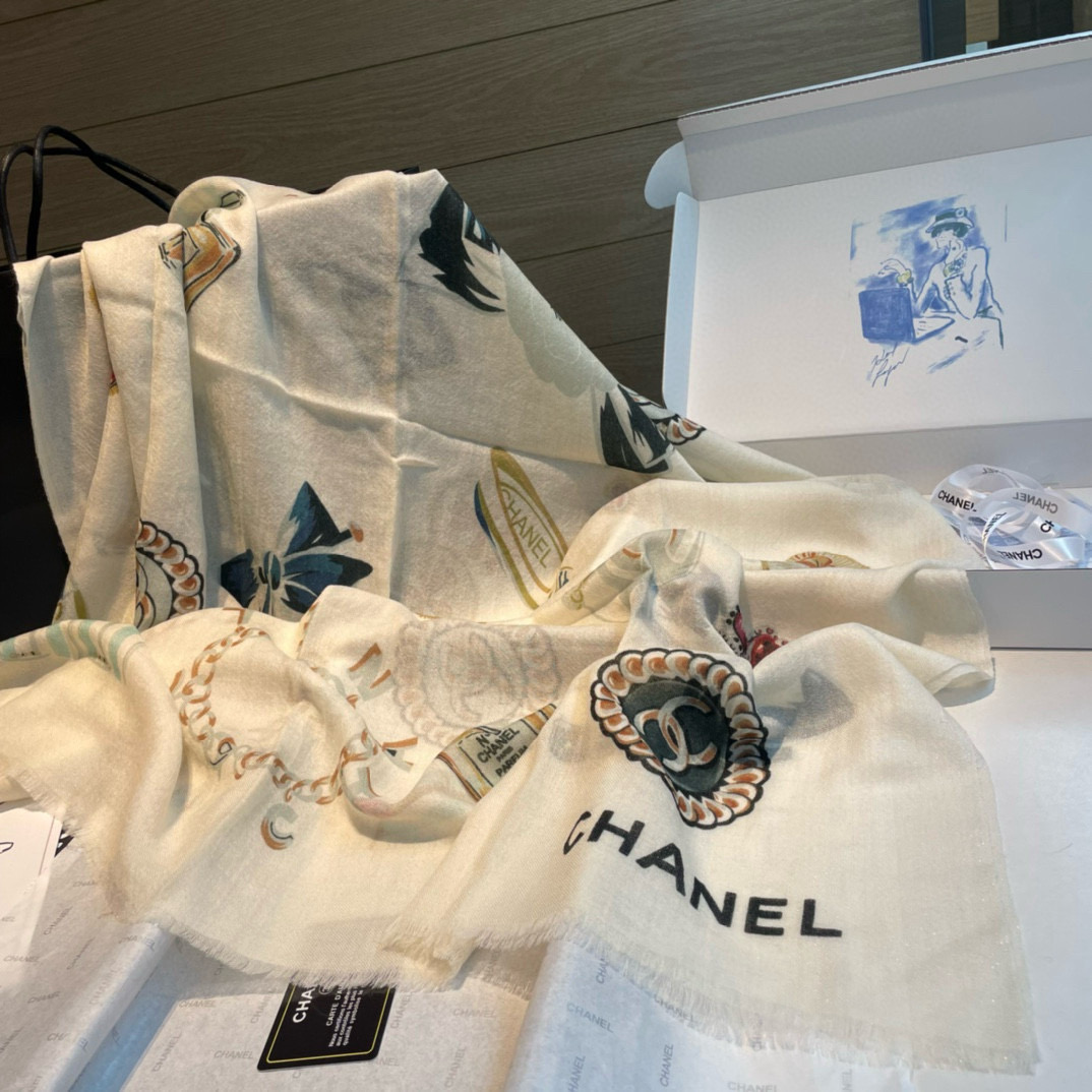  上新❤️
超级有腔调！！！巨巨巨巨美的闪光女神】谁懂这种秋冬调性的美啊？！！！这款小香披肩也是我疯狂喜