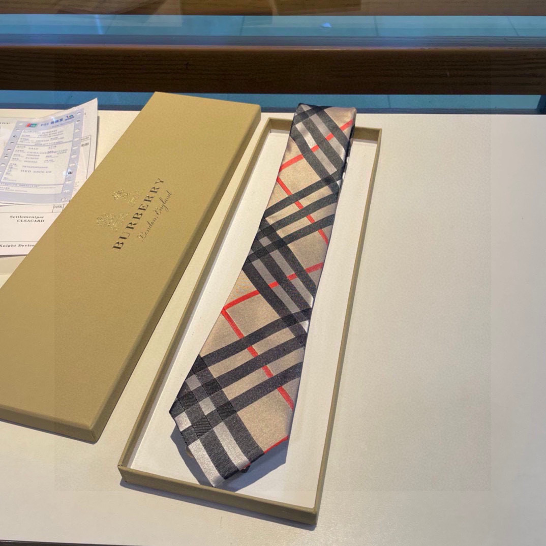 特价 👏B家专柜同步领带出货啦‼️‼️ 巴宝莉男士👔👔，稀有😻😻展现精湛手工与时尚优雅的理想选择，以最经
