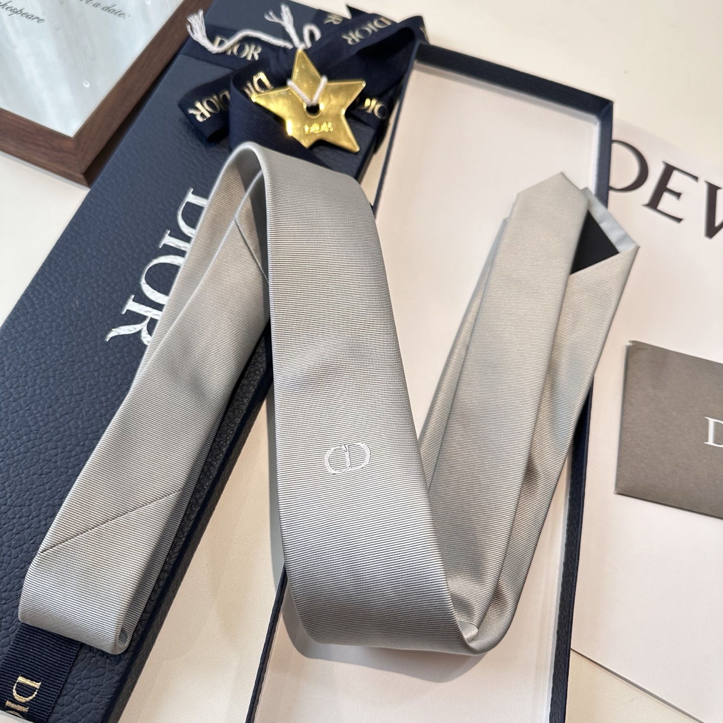 特价特 爆款到👏👏Do家新款领带  👔👔Dior男士【D家简约logo系列领带】，稀有😻😻展现精湛手工与