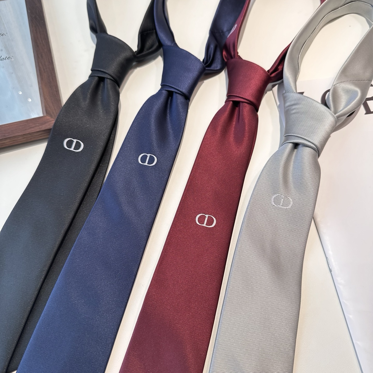 特价特 爆款到👏👏Do家新款领带  👔👔Dior男士【D家简约logo系列领带】，稀有😻😻展现精湛手工与