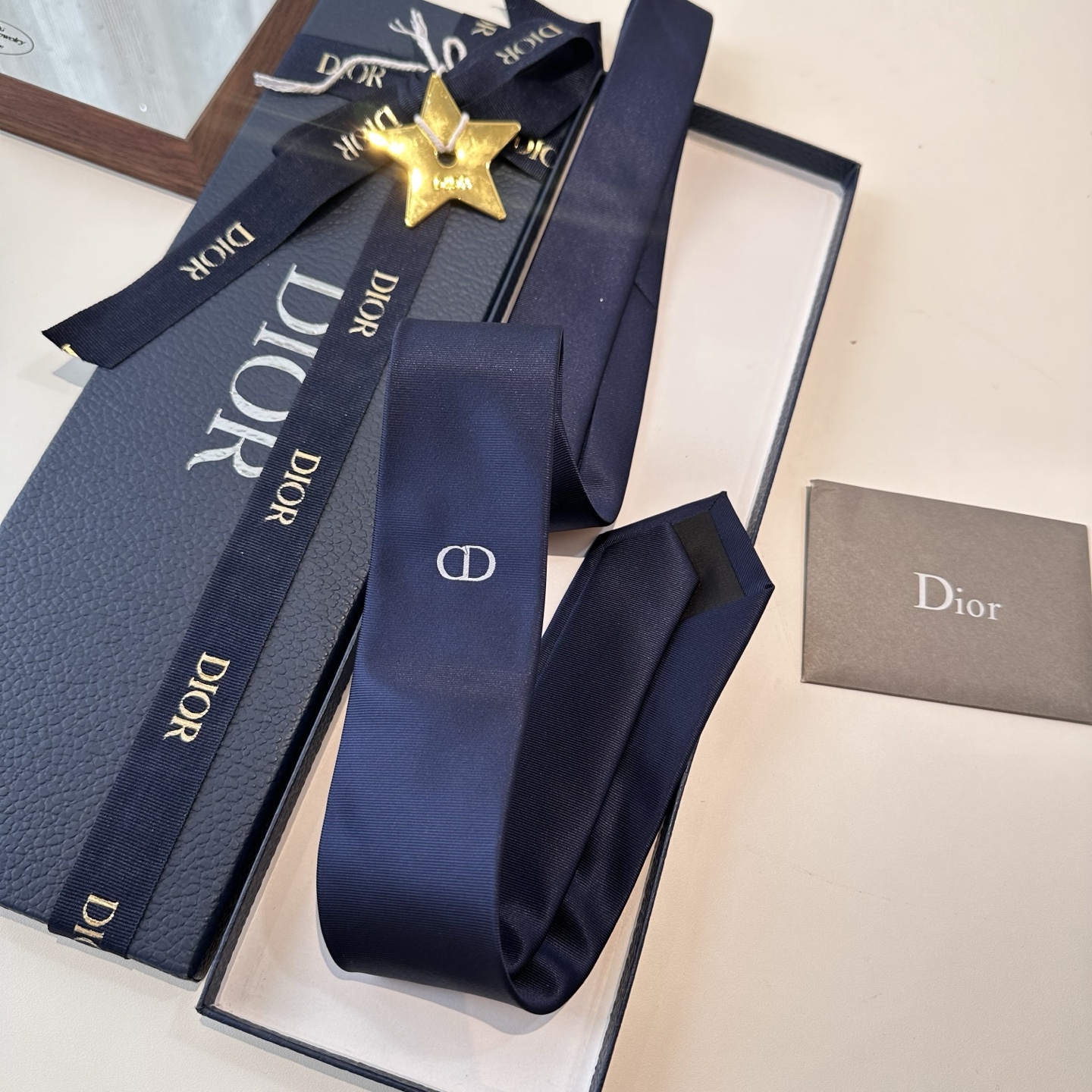 特价特 爆款到👏👏Do家新款领带  👔👔Dior男士【D家简约logo系列领带】，稀有😻😻展现精湛手工与