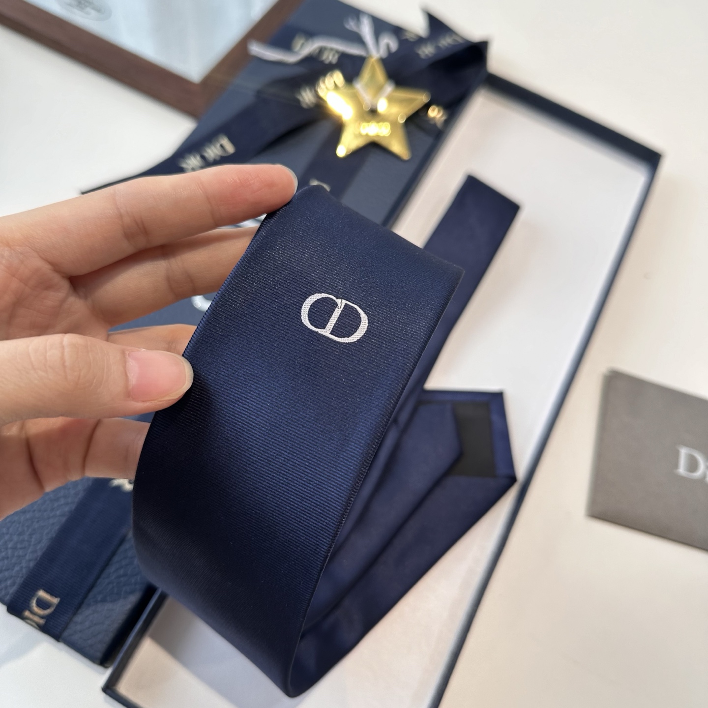 特价特 爆款到👏👏Do家新款领带  👔👔Dior男士【D家简约logo系列领带】，稀有😻😻展现精湛手工与