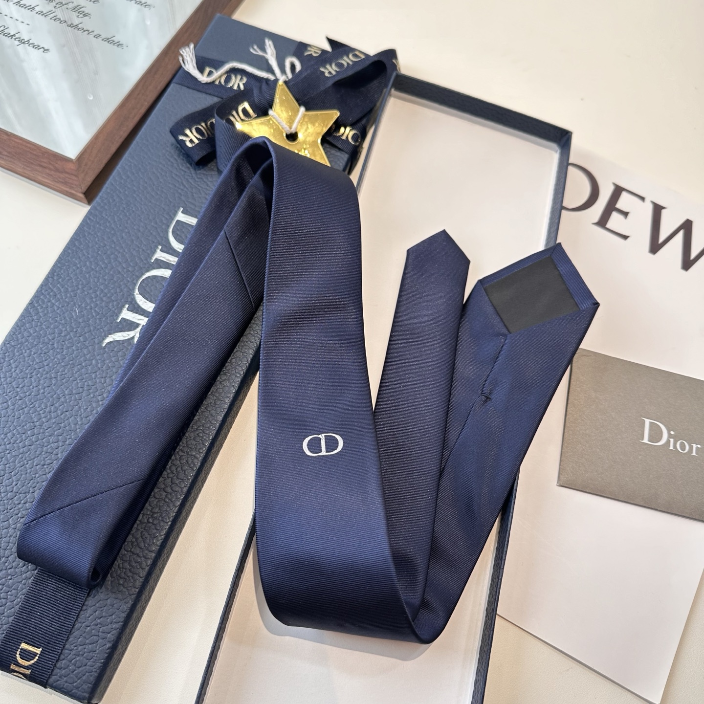 特价特 爆款到👏👏Do家新款领带  👔👔Dior男士【D家简约logo系列领带】，稀有😻😻展现精湛手工与