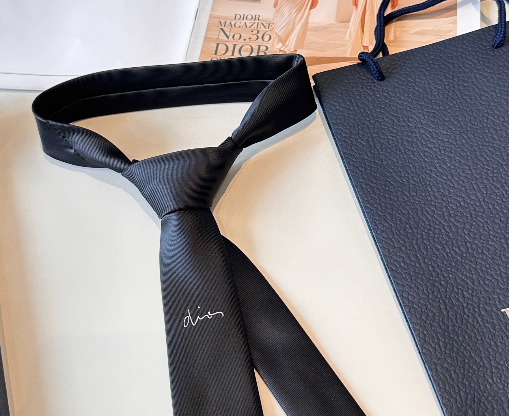 特价👏dior家新款领带 👔👔Dior男士，稀有😻😻展现精湛手工与时尚优雅的理想选择，这款采用DO家最经
