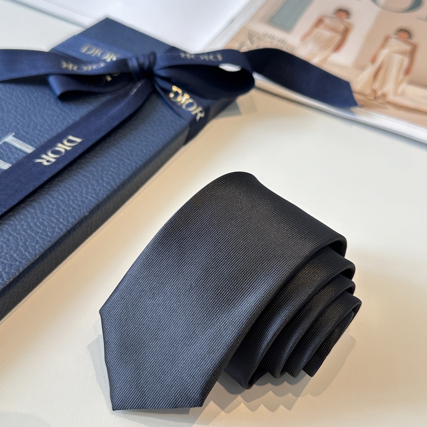 特价👏dior家新款领带 👔👔Dior男士，稀有😻😻展现精湛手工与时尚优雅的理想选择，这款采用DO家最经