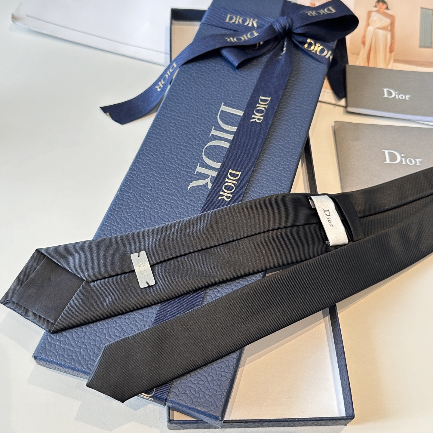 特价👏dior家新款领带 👔👔Dior男士，稀有😻😻展现精湛手工与时尚优雅的理想选择，这款采用DO家最经