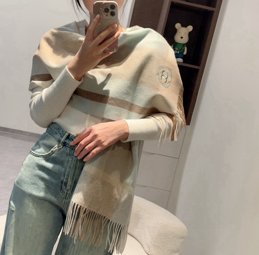 NO:341319,Chanel · Chanel's rare gentle color scheme] Highlights of high-end, comfortable and fashionable temperament, simple but not simple, full of big brands, Super Amway Grandma's soft scarf that touches the heart, the color design is combined with eye-catching hollow double C logo, the finishing touch is super beautiful, the pursuit of successful people, the color is absolutely a bit unique fairy-like, it is definitely the best choice for fairies, the color is elegant and not enchanting Size: 50*190cm cashmere high-version scarf, high-version scarf, chanel, chanel19860909Chanel · 香奈儿难得一见的温柔配色】重点推荐高级舒适时髦气质,简约却又不简单,大牌范十足,超级安利香奶奶这款触动内心的柔美围巾,颜色设计搭配抢眼的镂空双C标志,点睛之笔超有美感,成功人士的追求,色彩绝对有点独特的仙气,绝对的是仙女们的不二之选,颜色淡雅不妖娆 Size:50*190cm羊绒高版本围巾,高版本围巾,chanel,chanel,scarf