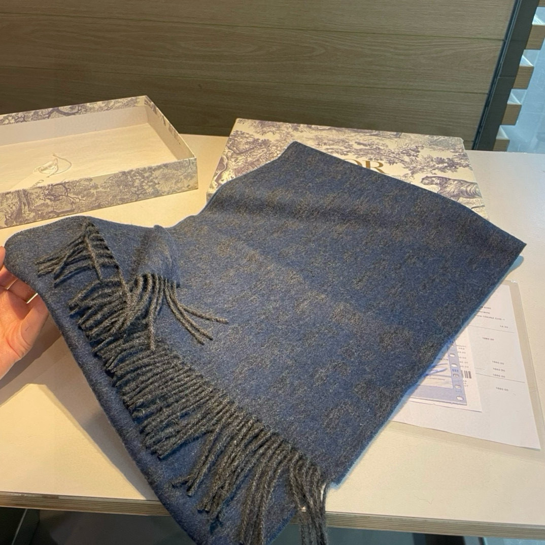  迪奥(Dior)以其精湛的工艺技术和源源不断的想像力 成为当代最具艺术魅力法国巴黎的高档品牌 下方充满