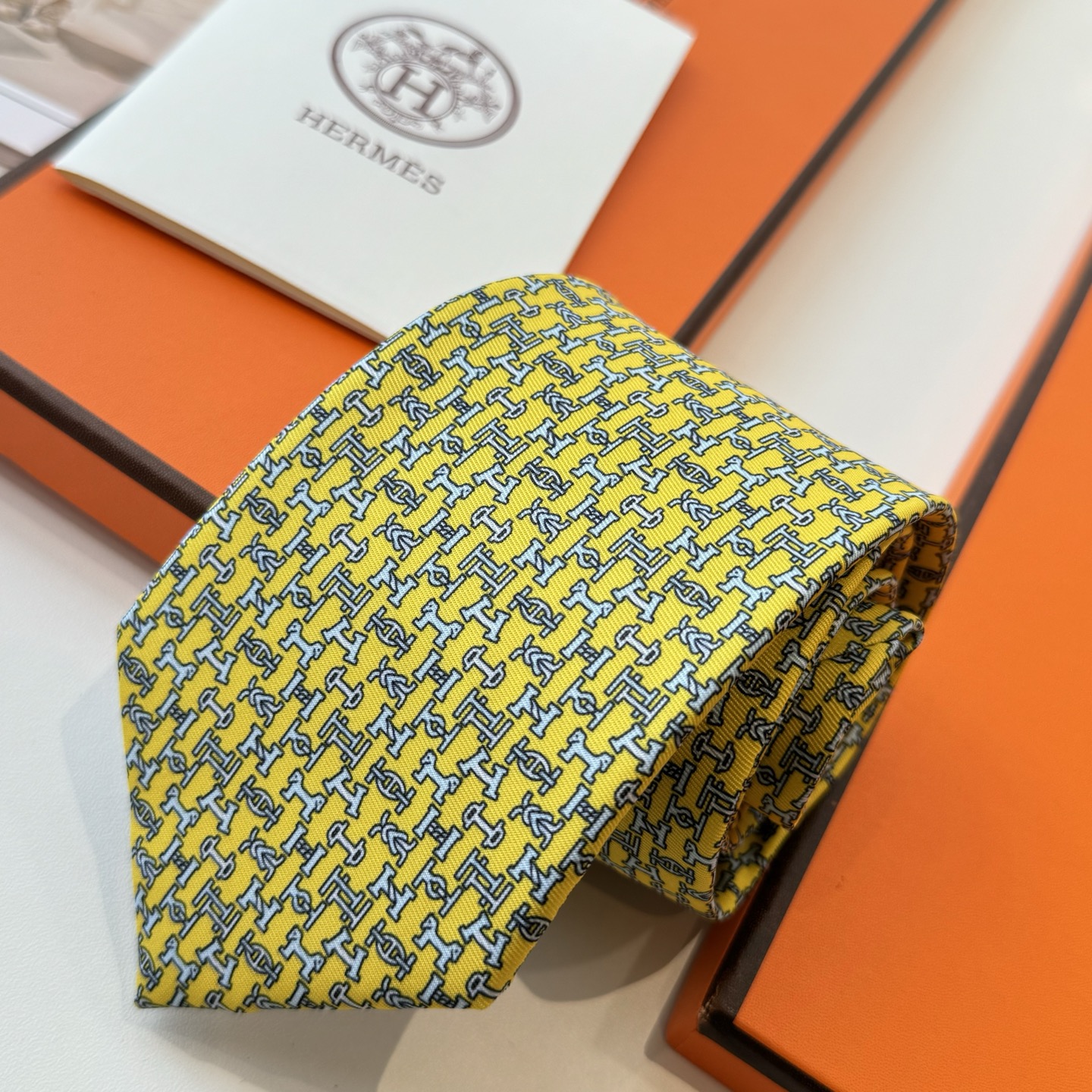 特价特 男士新款印花领带系列【百变搭扣领带】👔👔，稀有😻😻H家每年都有一千条不同印花的领带面世，从最初的