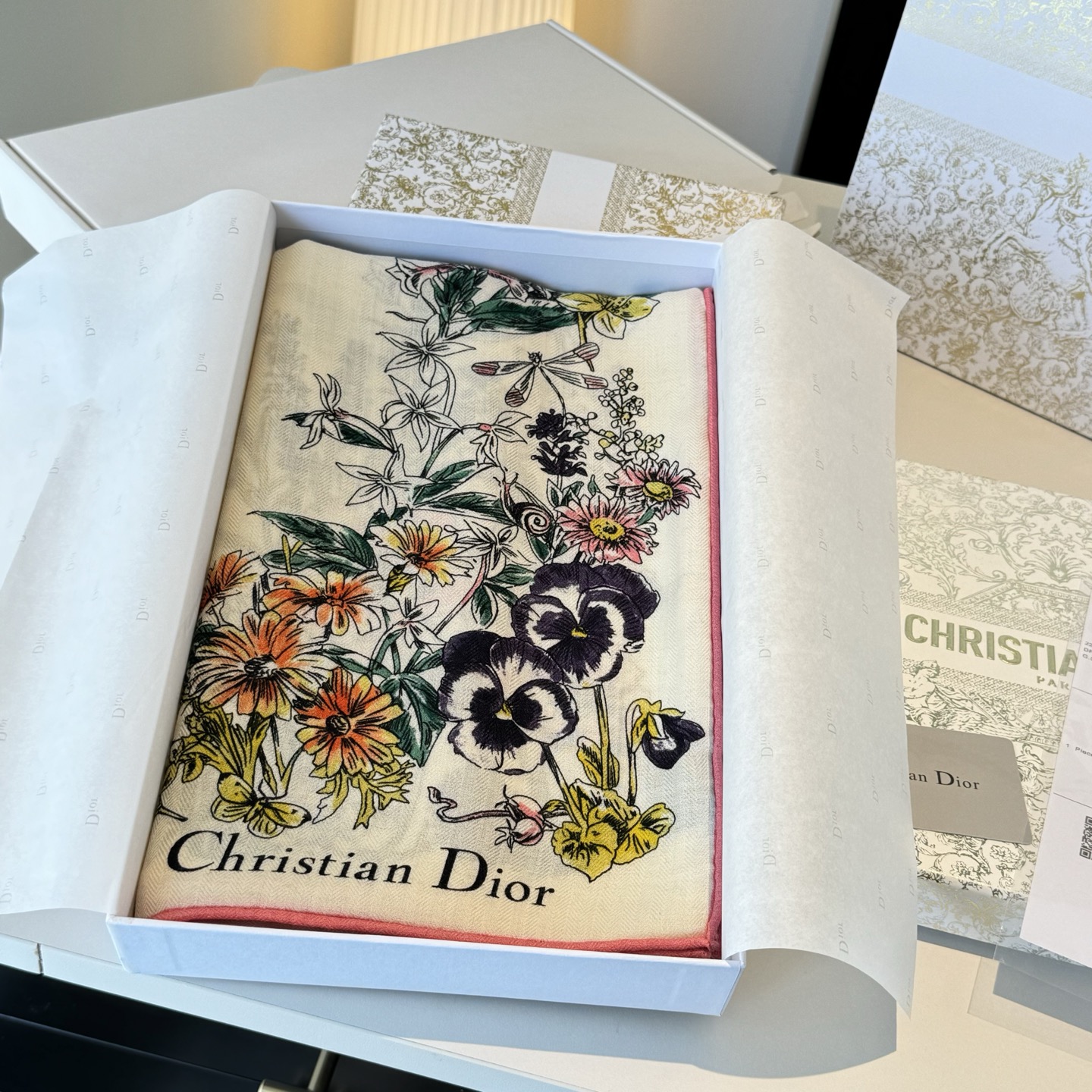 Dior 新款 140丝绒方巾双面同色（ 同步Dior 迪奥）‼ 抢‼ VIP推荐 ‼ 下手一定要快高端 大爱 ‼ 纯羊绒 婴儿触感舒服到飞 女人尤物 货极少 四季都可以用‼ 真心美的让人非常非常心动 上身效果简直美翻了 品质非常完美‼ 整个围巾给人 气场的同时又非常 秀丽绝对值得入手的新款‼ 实物一拿到就会庆幸自己是女人的绝美好货 值得品鉴‼ 完美气质品味Ditails首选VIP们 上‼ 尺寸：140cm*140cm