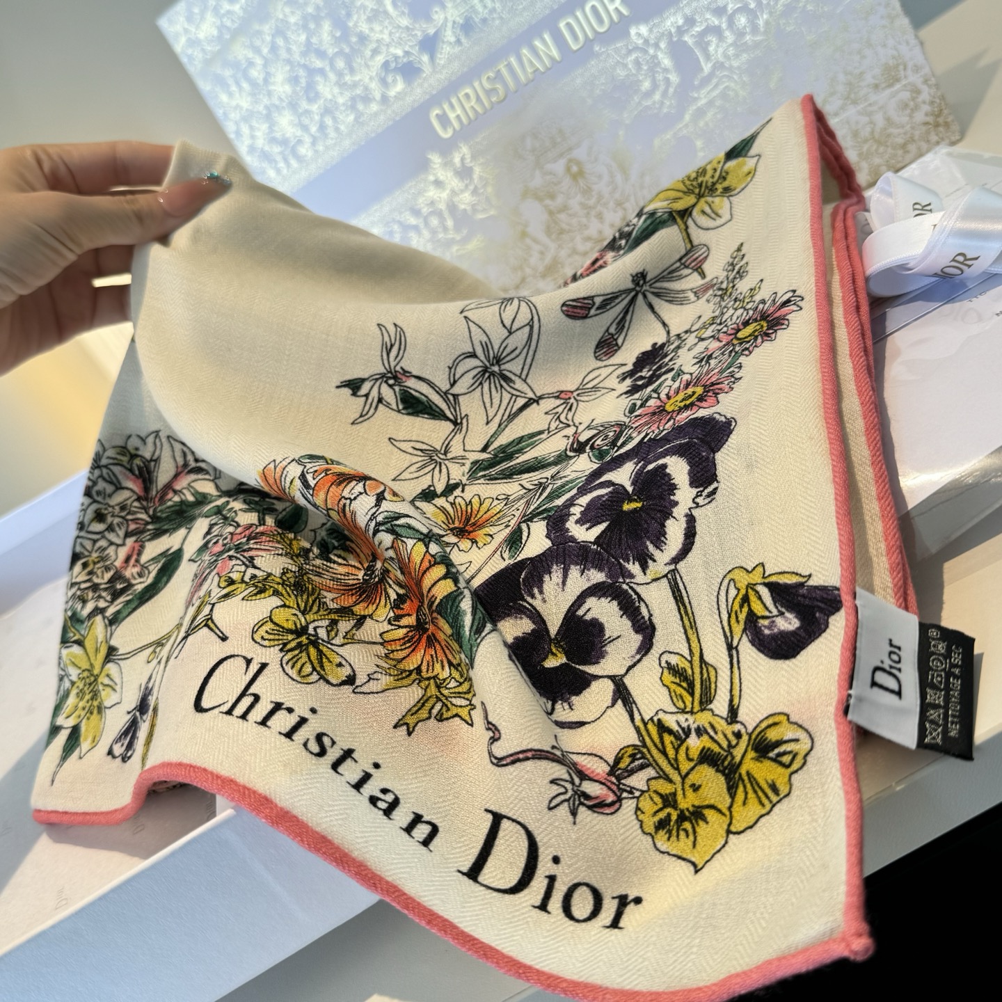 Dior 新款 140丝绒方巾双面同色（ 同步Dior 迪奥）‼ 抢‼ VIP推荐 ‼ 下手一定要快高端 大爱 ‼ 纯羊绒 婴儿触感舒服到飞 女人尤物 货极少 四季都可以用‼ 真心美的让人非常非常心动 上身效果简直美翻了 品质非常完美‼ 整个围巾给人 气场的同时又非常 秀丽绝对值得入手的新款‼ 实物一拿到就会庆幸自己是女人的绝美好货 值得品鉴‼ 完美气质品味Ditails首选VIP们 上‼ 尺寸：140cm*140cm
