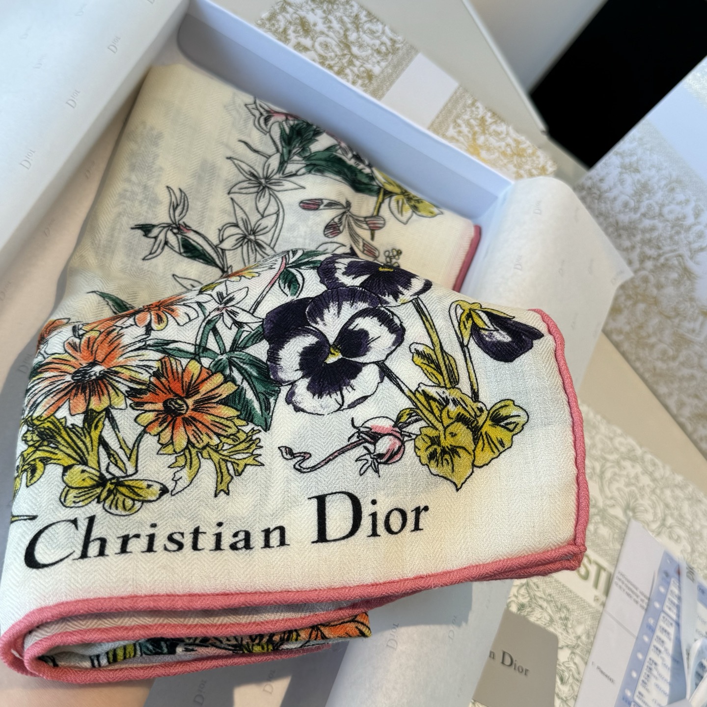 Dior 新款 140丝绒方巾双面同色（ 同步Dior 迪奥）‼ 抢‼ VIP推荐 ‼ 下手一定要快高端 大爱 ‼ 纯羊绒 婴儿触感舒服到飞 女人尤物 货极少 四季都可以用‼ 真心美的让人非常非常心动 上身效果简直美翻了 品质非常完美‼ 整个围巾给人 气场的同时又非常 秀丽绝对值得入手的新款‼ 实物一拿到就会庆幸自己是女人的绝美好货 值得品鉴‼ 完美气质品味Ditails首选VIP们 上‼ 尺寸：140cm*140cm