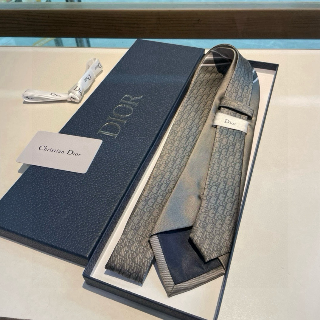特价👏👏Dior家款新领带 👔👔Dior男士CD提领花带 稀有😻😻展现精湛工手与时尚优雅理的想选择，这采