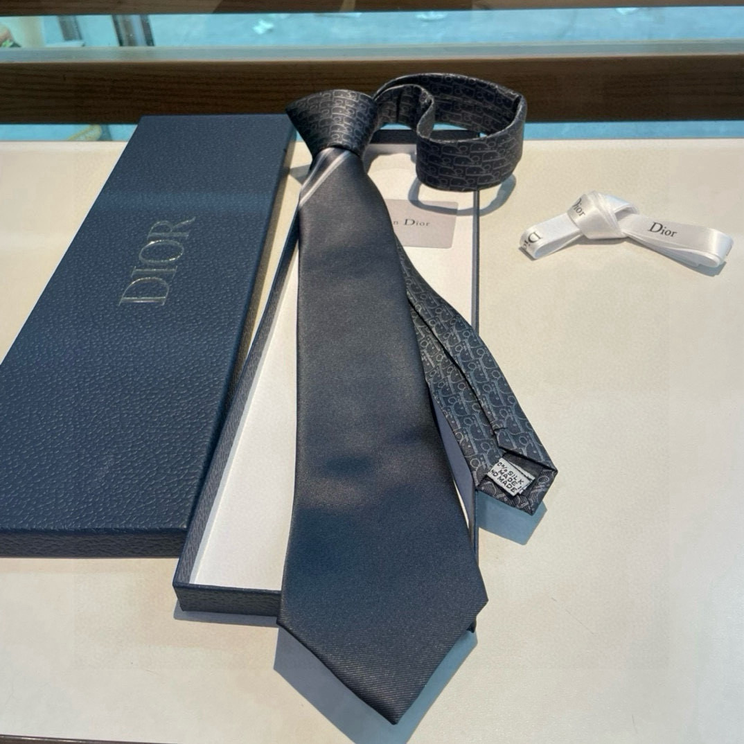 特价👏👏Dior家款新领带 👔👔Dior男士CD提领花带 稀有😻😻展现精湛工手与时尚优雅理的想选择，这采