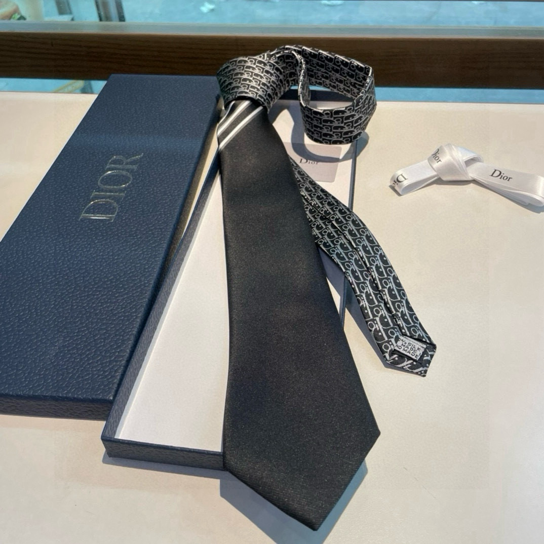 特价👏👏Dior家款新领带 👔👔Dior男士CD提领花带 稀有😻😻展现精湛工手与时尚优雅理的想选择，这采
