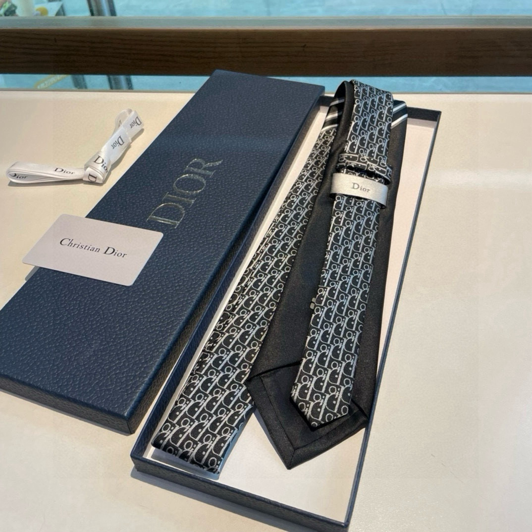 特价👏👏Dior家款新领带 👔👔Dior男士CD提领花带 稀有😻😻展现精湛工手与时尚优雅理的想选择，这采
