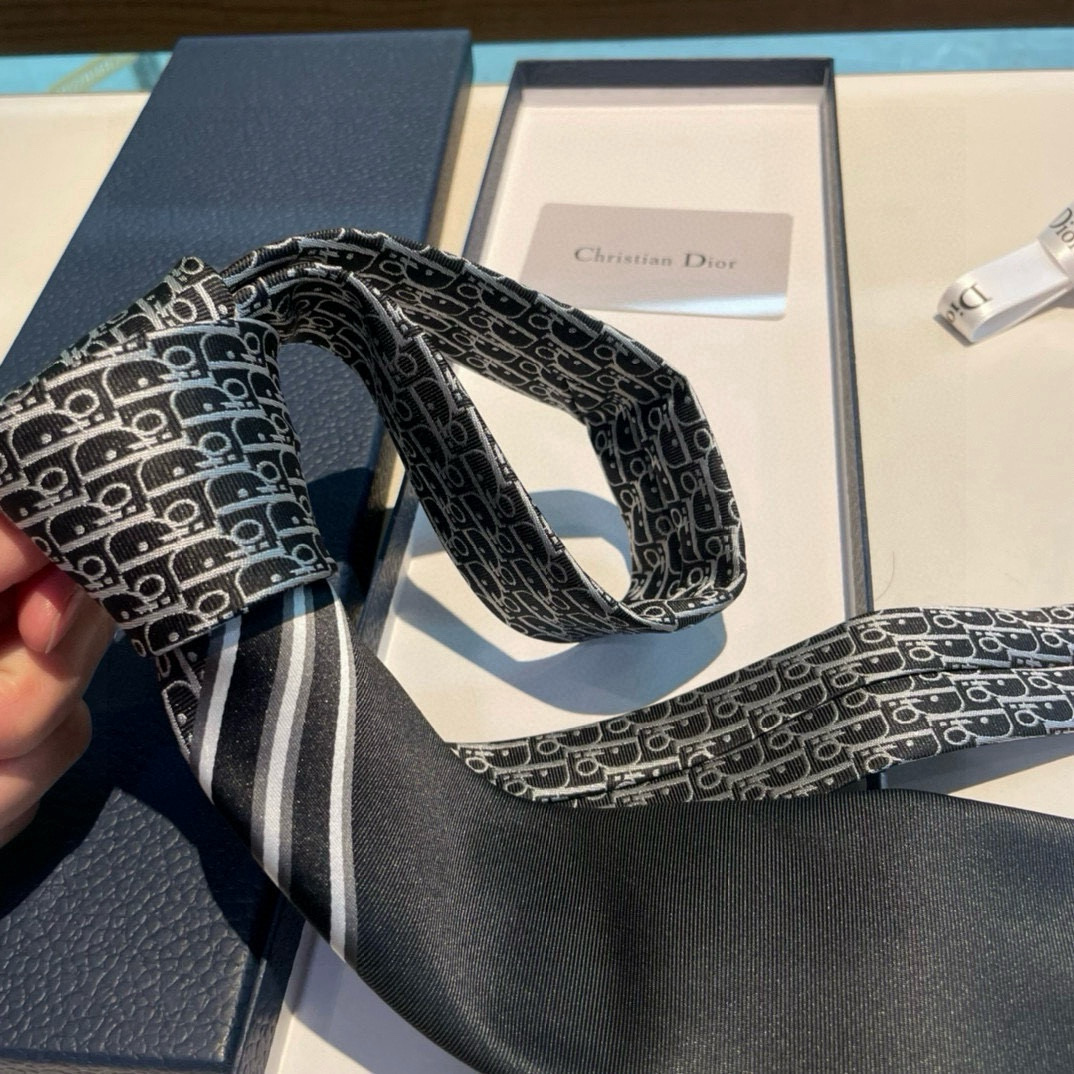 特价👏👏Dior家款新领带 👔👔Dior男士CD提领花带 稀有😻😻展现精湛工手与时尚优雅理的想选择，这采