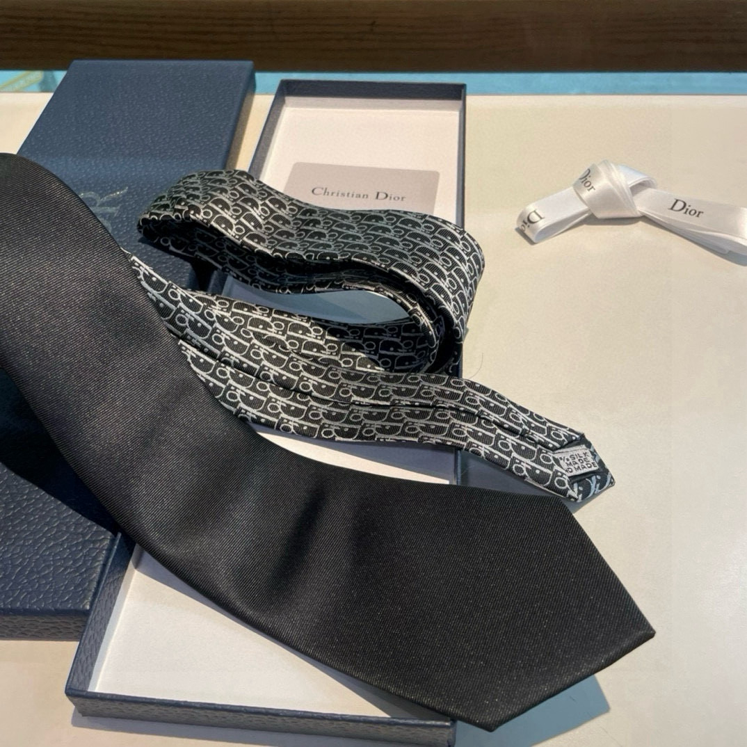 特价👏👏Dior家款新领带 👔👔Dior男士CD提领花带 稀有😻😻展现精湛工手与时尚优雅理的想选择，这采