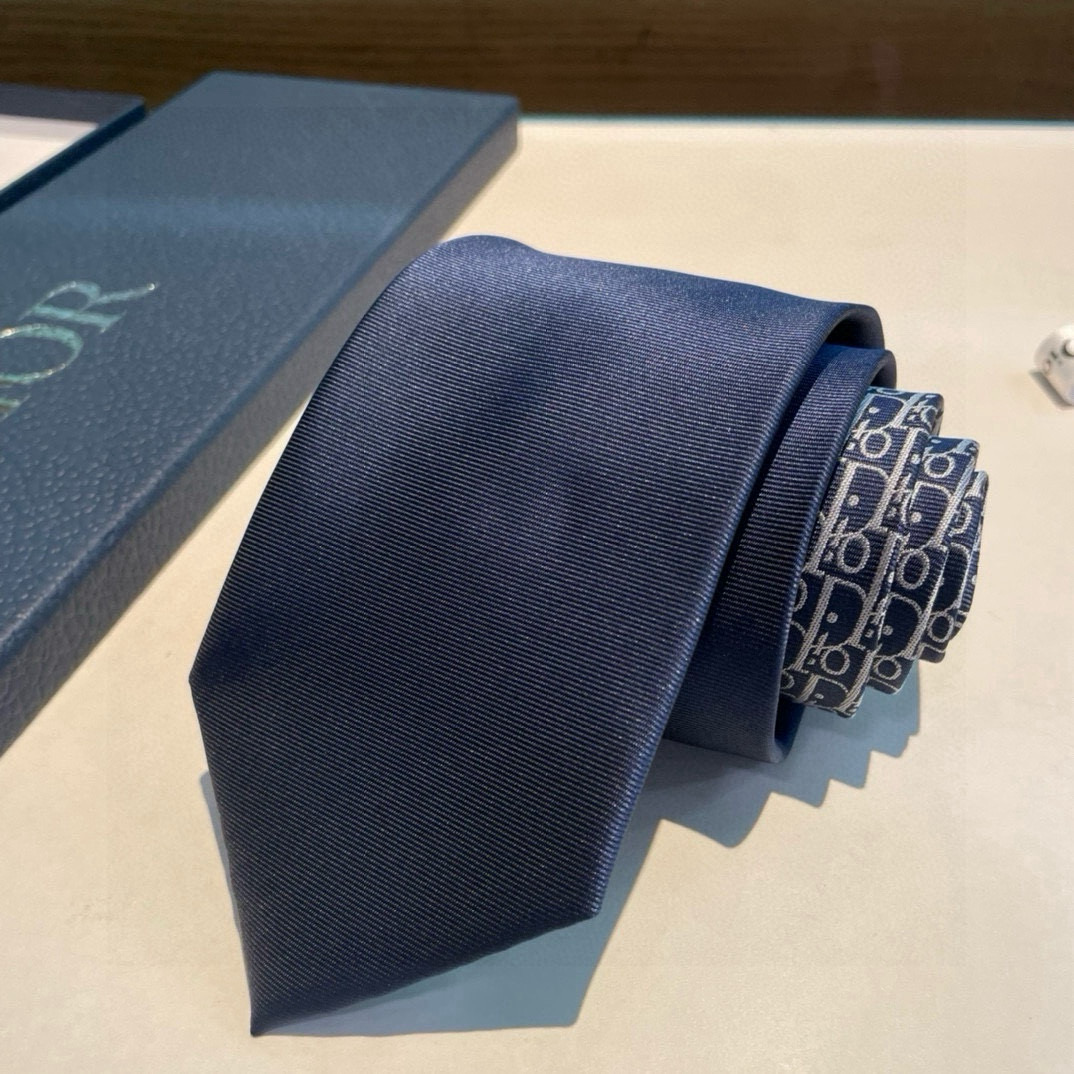 特价👏👏Dior家款新领带 👔👔Dior男士CD提领花带 稀有😻😻展现精湛工手与时尚优雅理的想选择，这采