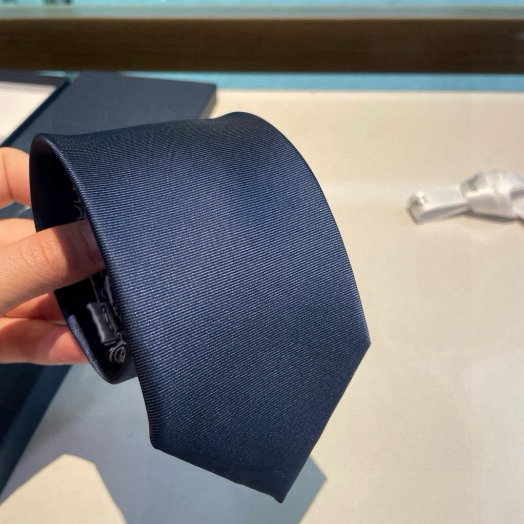特价👏👏Dior家款新领带 👔👔Dior男士CD提领花带 稀有😻😻展现精湛工手与时尚优雅理的想选择，这采