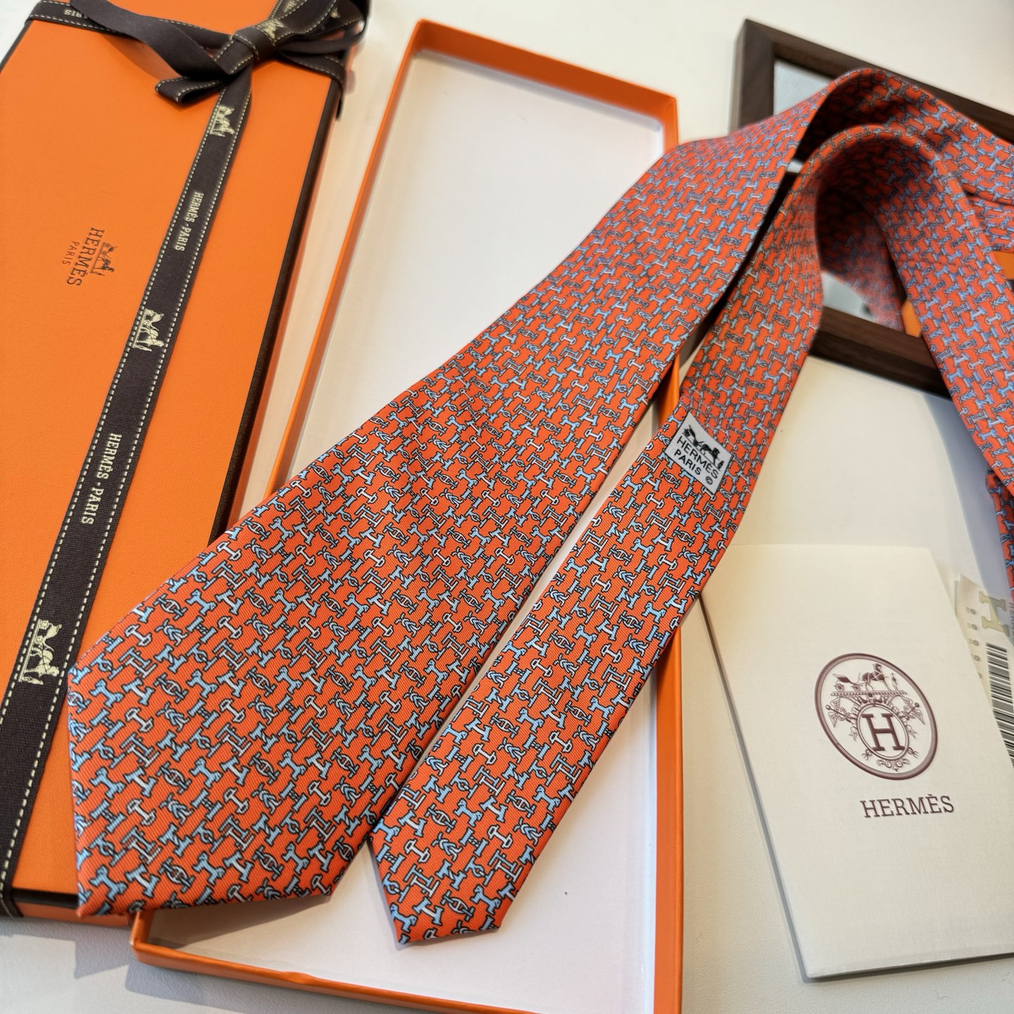 特价特 男士新款印花领带系列【百变搭扣领带】👔👔，稀有😻😻H家每年都有一千条不同印花的领带面世，从最初的