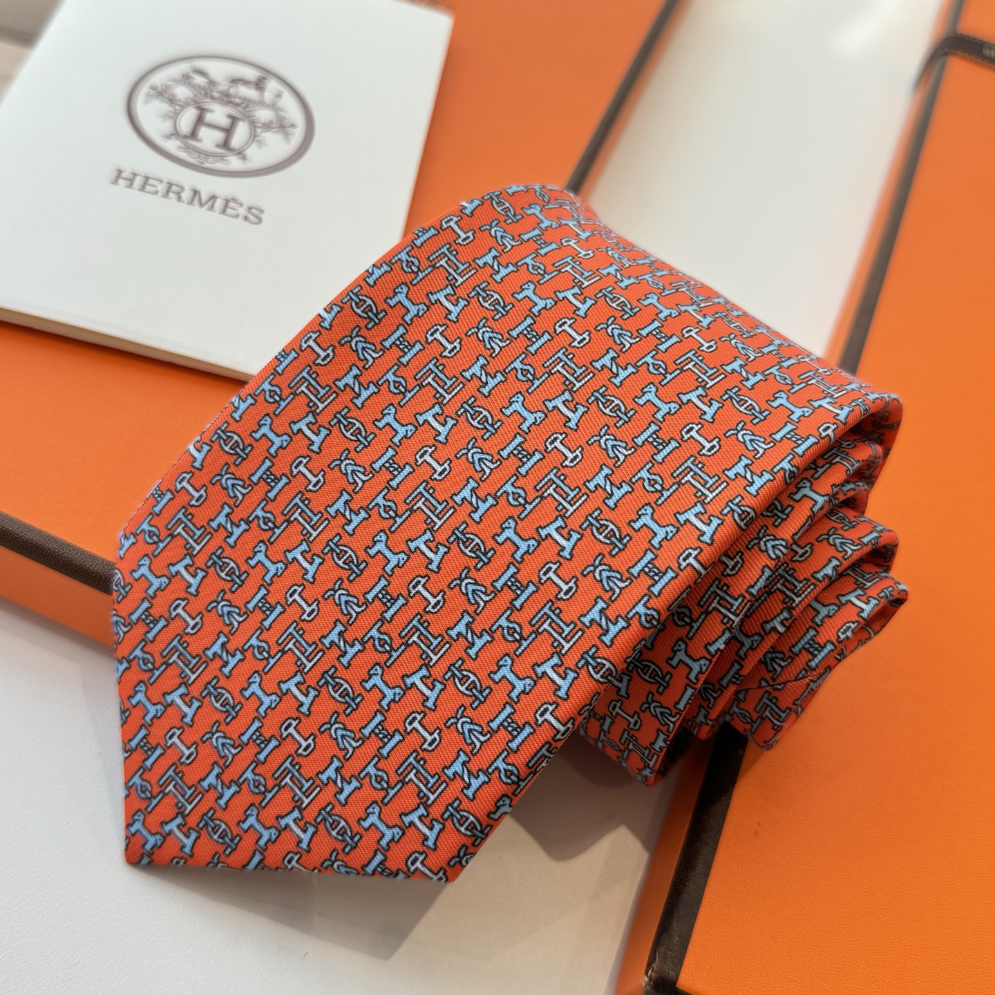 特价特 男士新款印花领带系列【百变搭扣领带】👔👔，稀有😻😻H家每年都有一千条不同印花的领带面世，从最初的