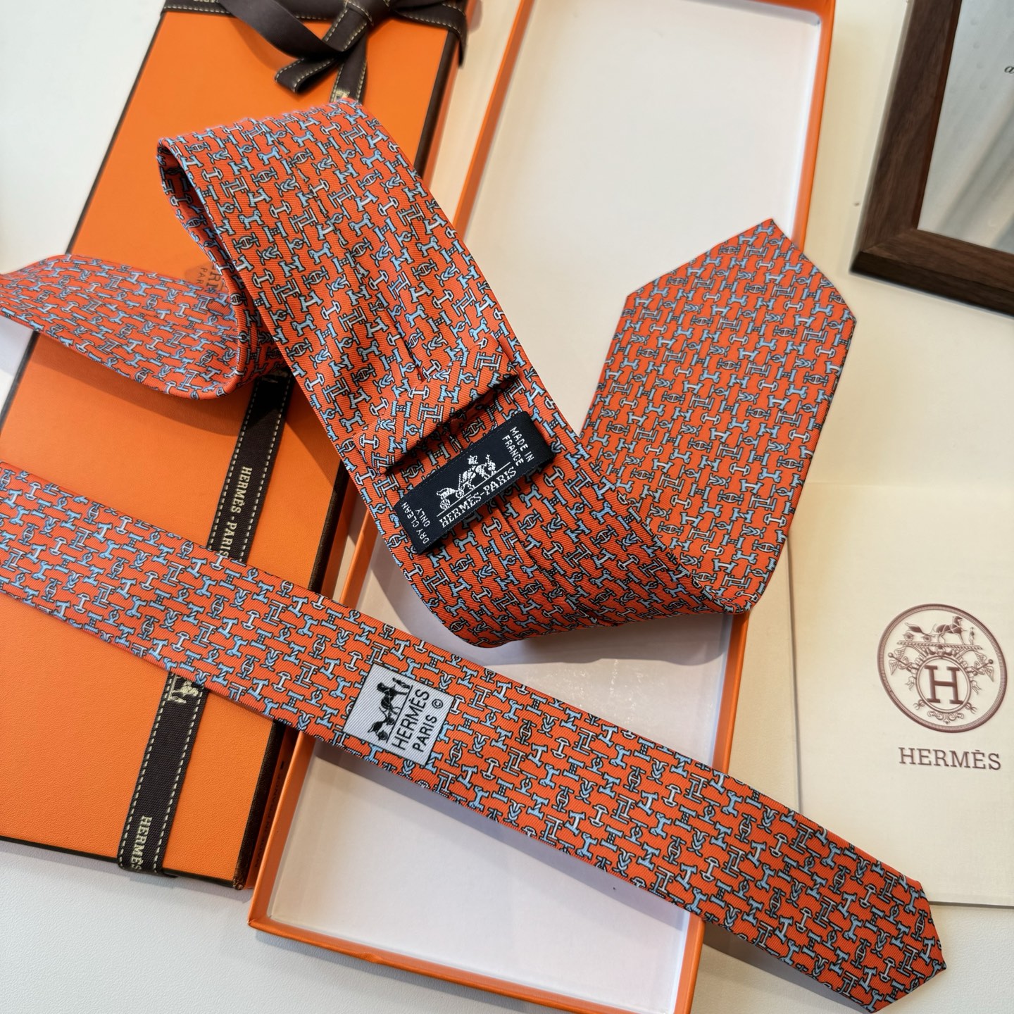 特价特 男士新款印花领带系列【百变搭扣领带】👔👔，稀有😻😻H家每年都有一千条不同印花的领带面世，从最初的