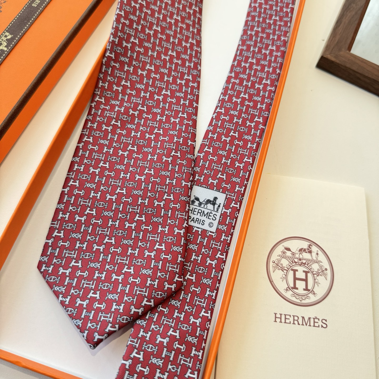 特价特 男士新款印花领带系列【百变搭扣领带】👔👔，稀有😻😻H家每年都有一千条不同印花的领带面世，从最初的