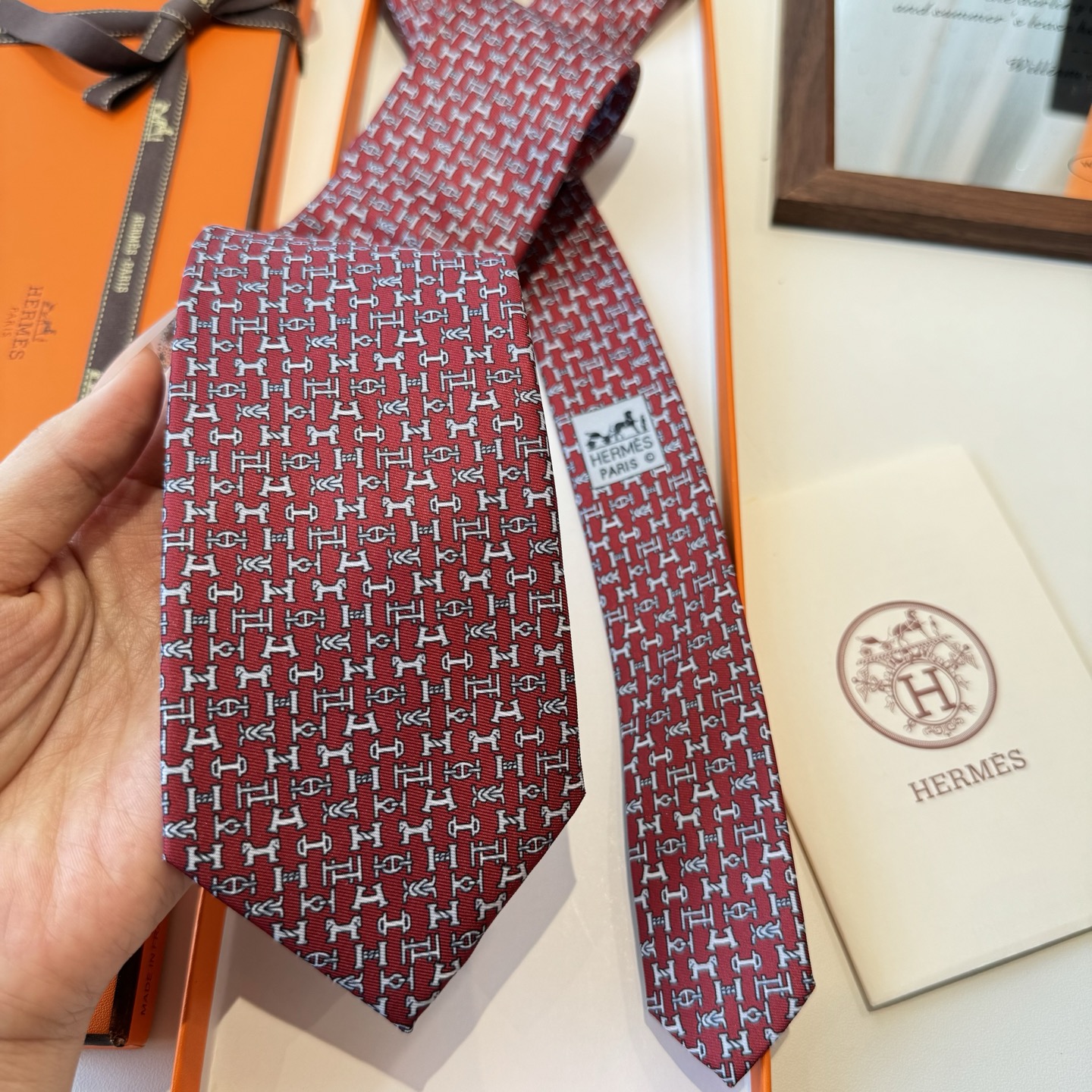 特价特 男士新款印花领带系列【百变搭扣领带】👔👔，稀有😻😻H家每年都有一千条不同印花的领带面世，从最初的