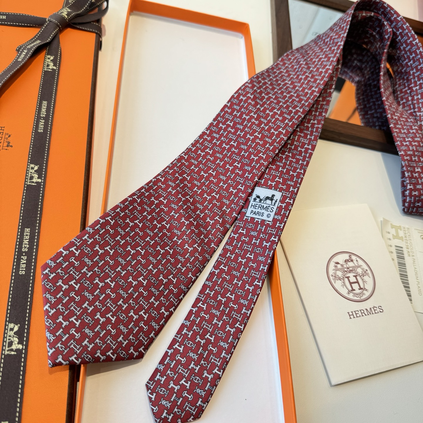特价特 男士新款印花领带系列【百变搭扣领带】👔👔，稀有😻😻H家每年都有一千条不同印花的领带面世，从最初的