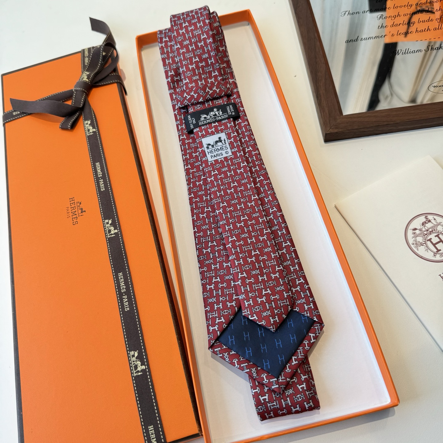 特价特 男士新款印花领带系列【百变搭扣领带】👔👔，稀有😻😻H家每年都有一千条不同印花的领带面世，从最初的