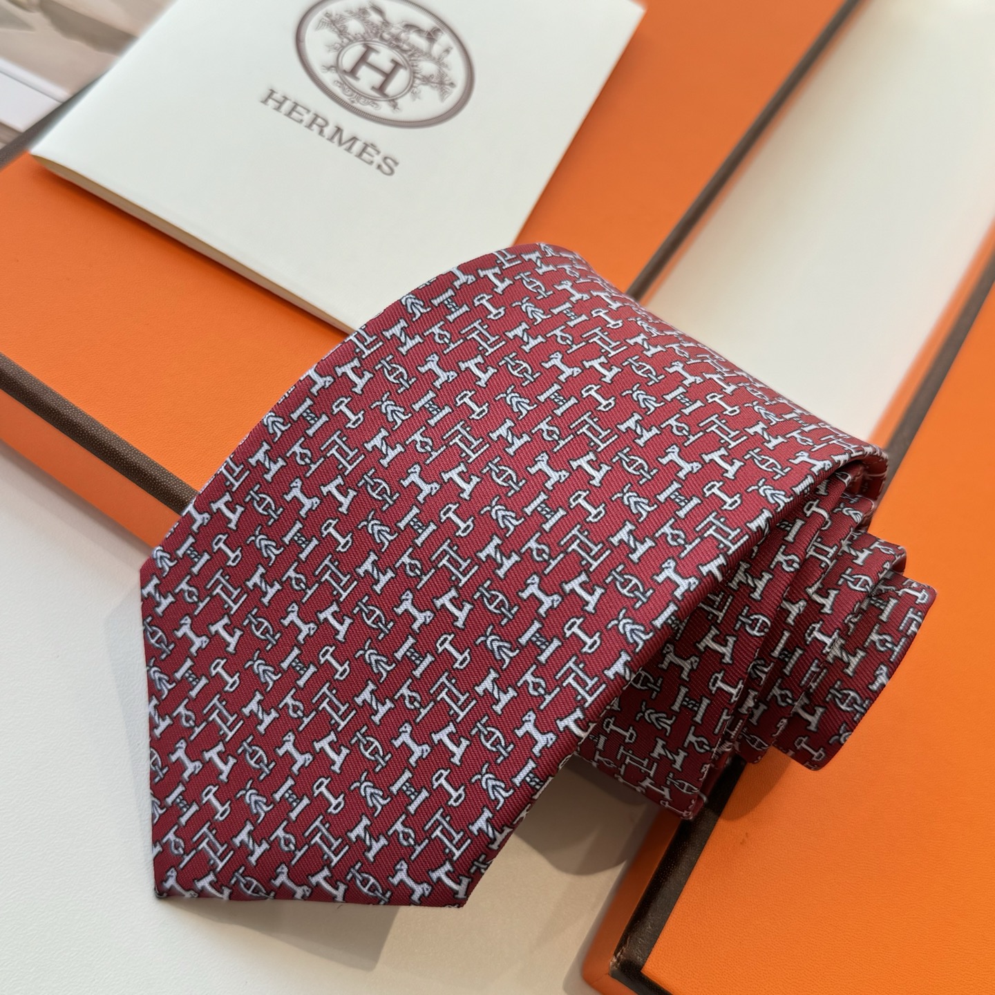 特价特 男士新款印花领带系列【百变搭扣领带】👔👔，稀有😻😻H家每年都有一千条不同印花的领带面世，从最初的