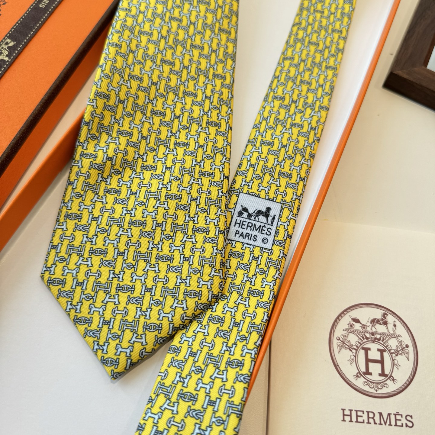 特价特 男士新款印花领带系列【百变搭扣领带】👔👔，稀有😻😻H家每年都有一千条不同印花的领带面世，从最初的