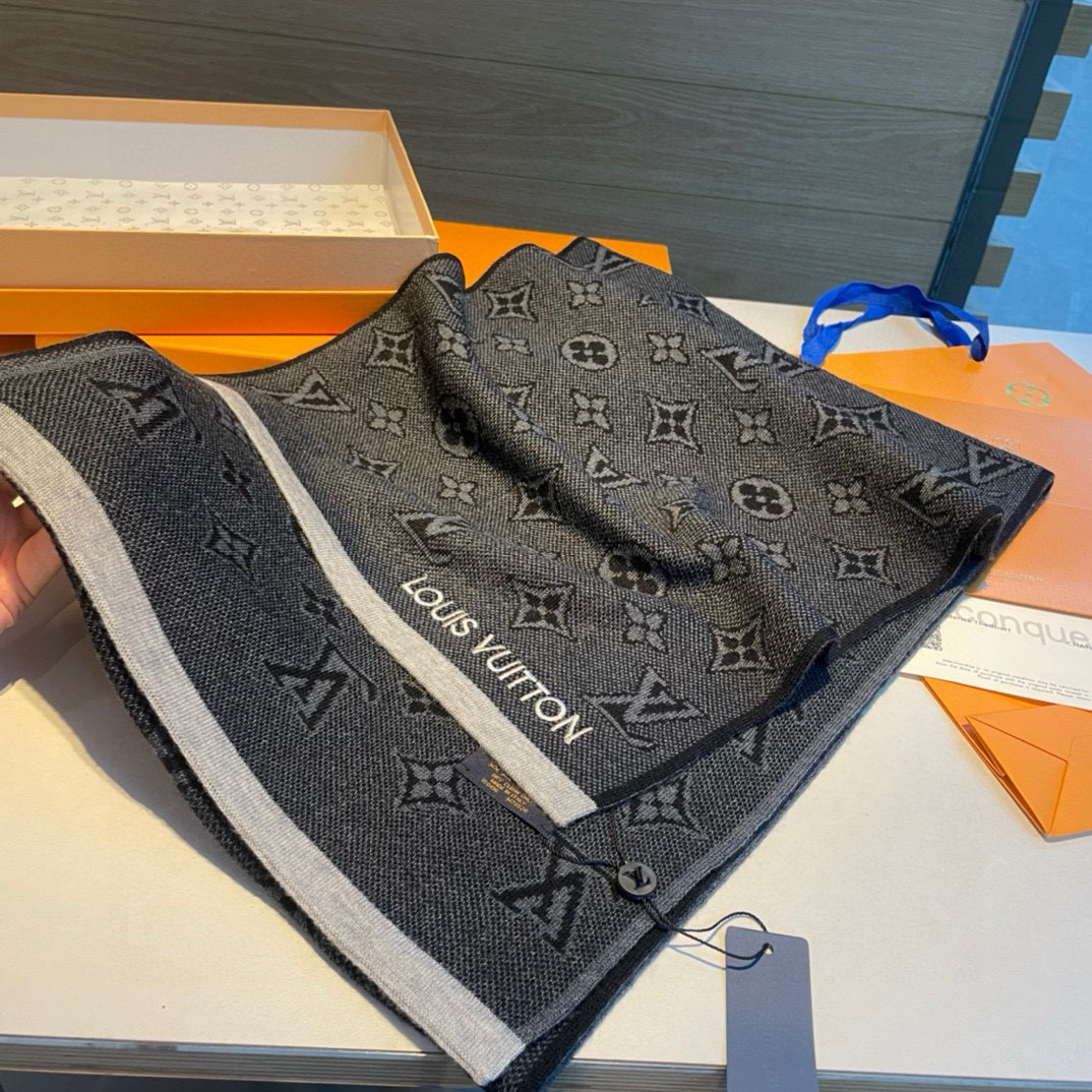 Louis Vuitton 男士福利 3D Monogram 围巾依托精湛针织工艺 为路易威登 元素勾勒摩登撞色轮廓