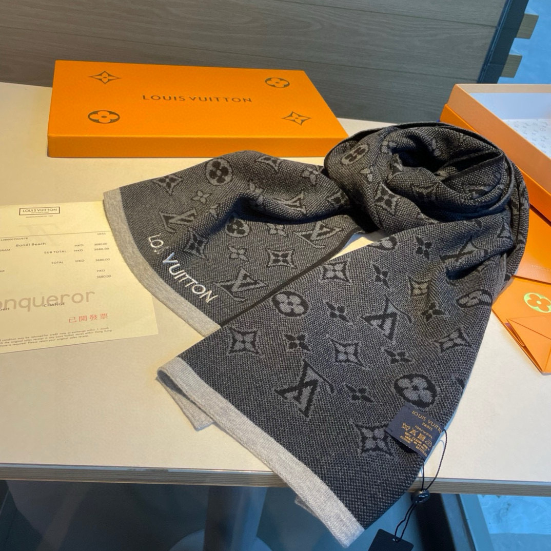 Louis Vuitton 男士福利 3D Monogram 围巾依托精湛针织工艺 为路易威登 元素勾勒摩登撞色轮廓