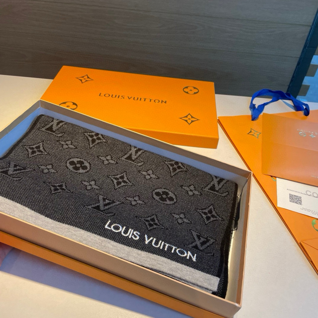Louis Vuitton 男士福利 3D Monogram 围巾依托精湛针织工艺 为路易威登 元素勾勒摩登撞色轮廓