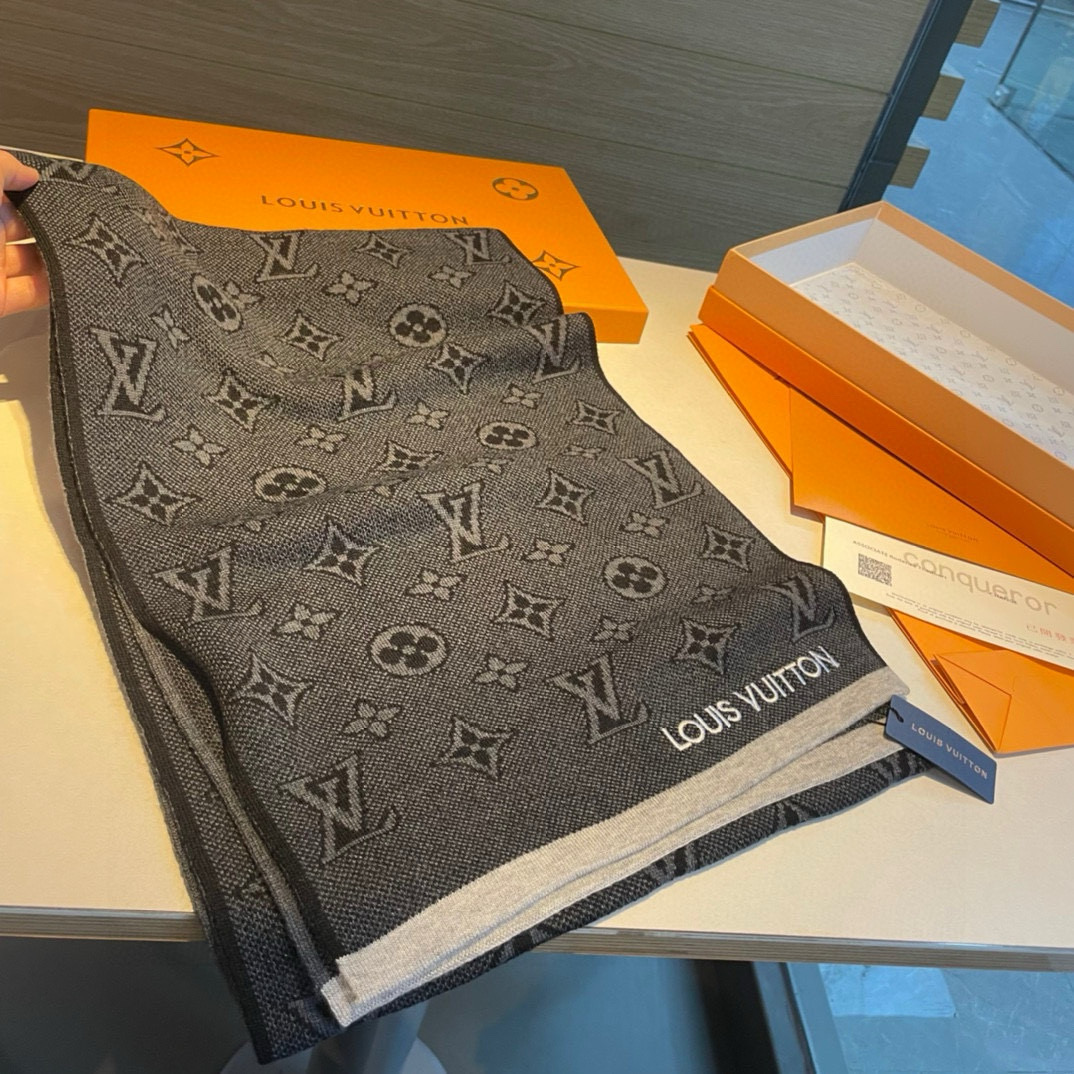 Louis Vuitton 男士福利 3D Monogram 围巾依托精湛针织工艺 为路易威登 元素勾勒摩登撞色轮廓